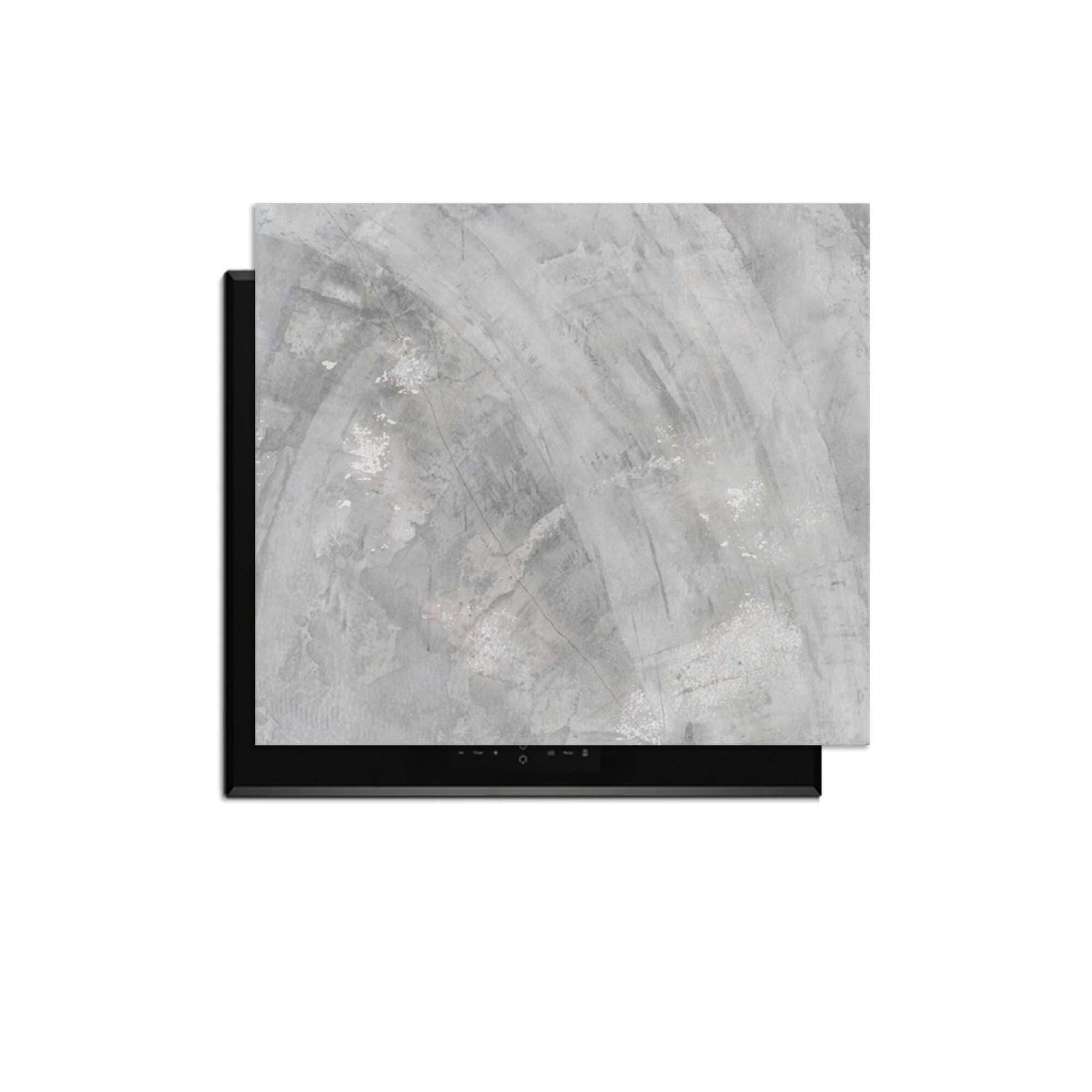 Concrete Flow - Herdabdeckplatte auf Induktionskochfeld mit grauem, modernem Look.