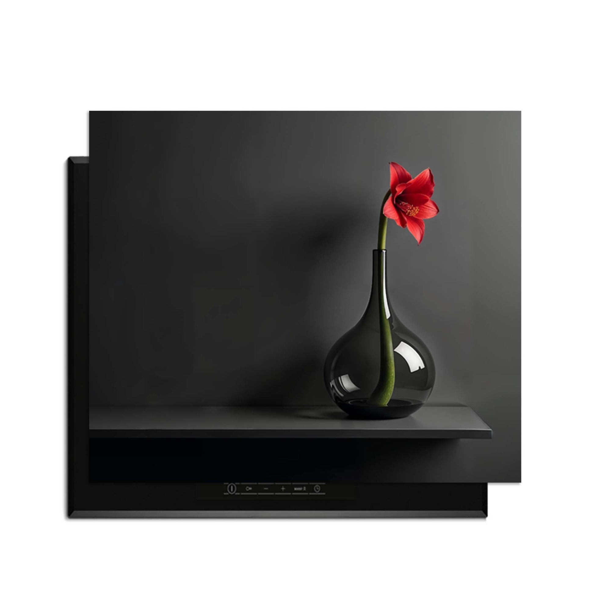 Crimson Silence - Herdabdeckplatte auf einem modernen Küchenhintergrund mit einer eleganten schwarzen Vase und einer roten Blume.