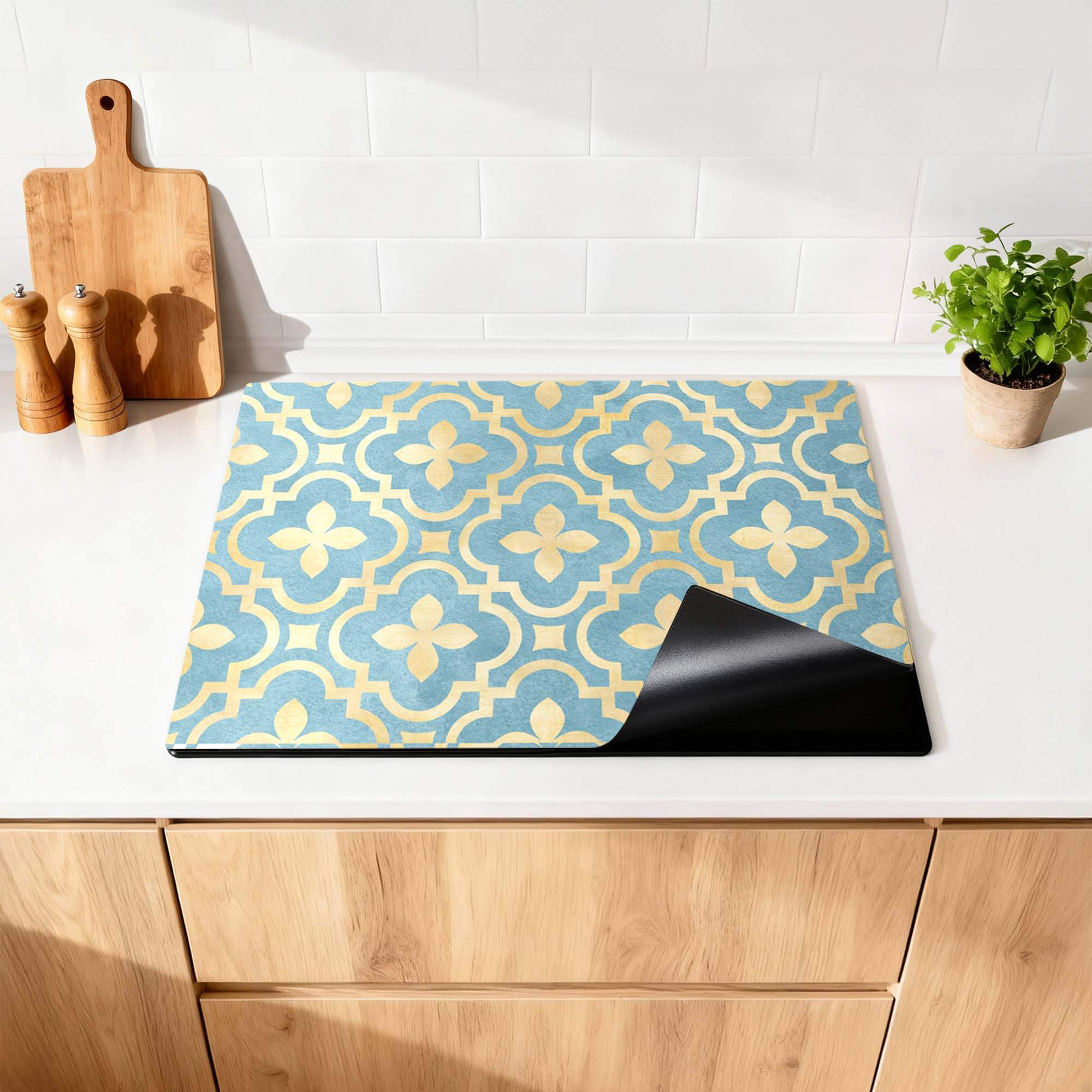 Deep Azure Blossom - Herdabdeckplatte auf Küchenarbeitsplatte mit blauem und goldenem Kachelmotiv, elegantes und stimmungsvolles Küchenaccessoire.