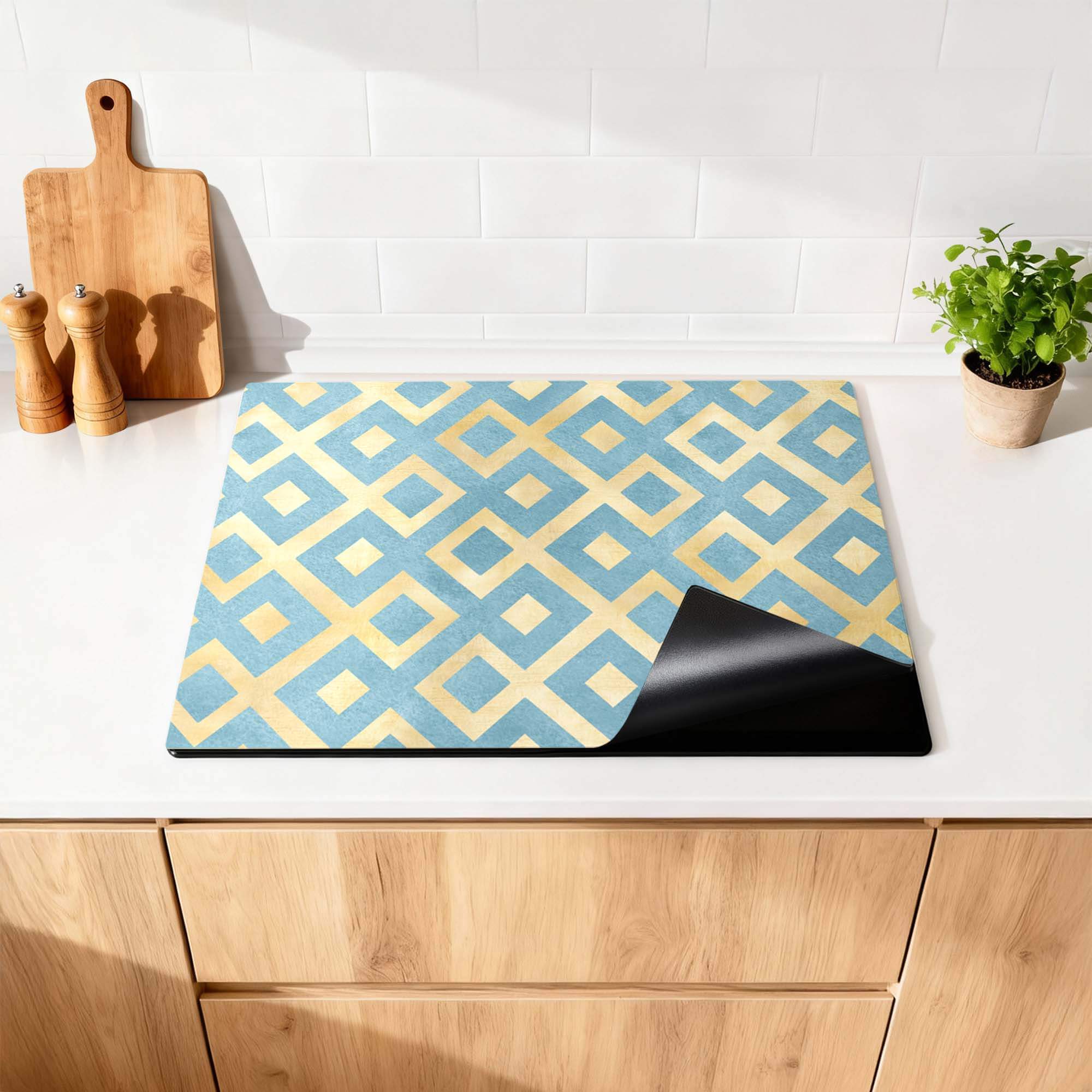 Deep Diamond Grid - Herdabdeckplatte mit geometrischem Muster in Gold und Azurblau, Küchendekoration auf einem Herd.