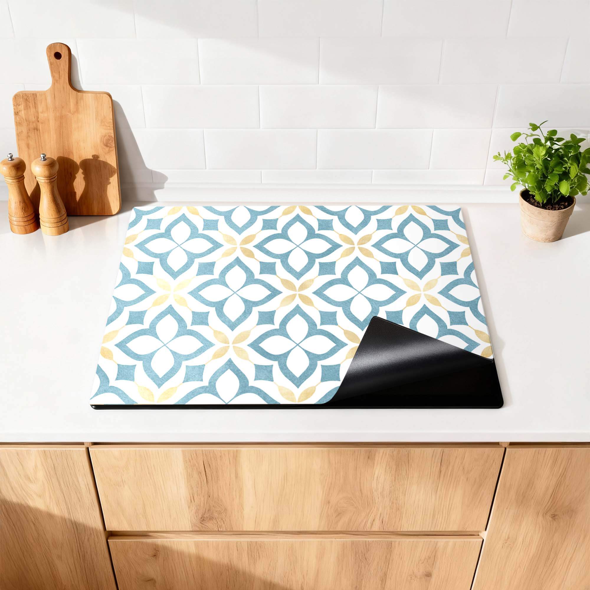 Deep Floral Cross - Herdabdeckplatte im mediterranen Stil mit blau-goldenen Blumenformen auf weißer Oberfläche, ideal für die Küche.