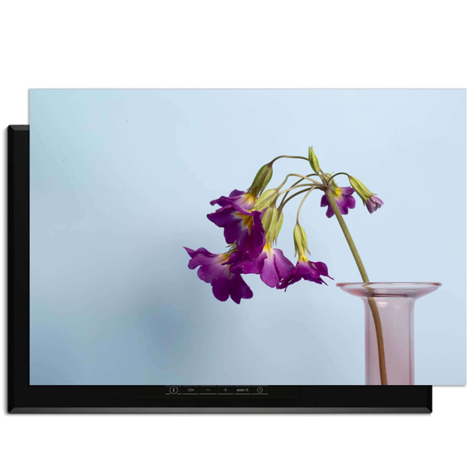 Delicate Drop - Induktionswächter mit lila Blumen in Vase auf hellem Hintergrund