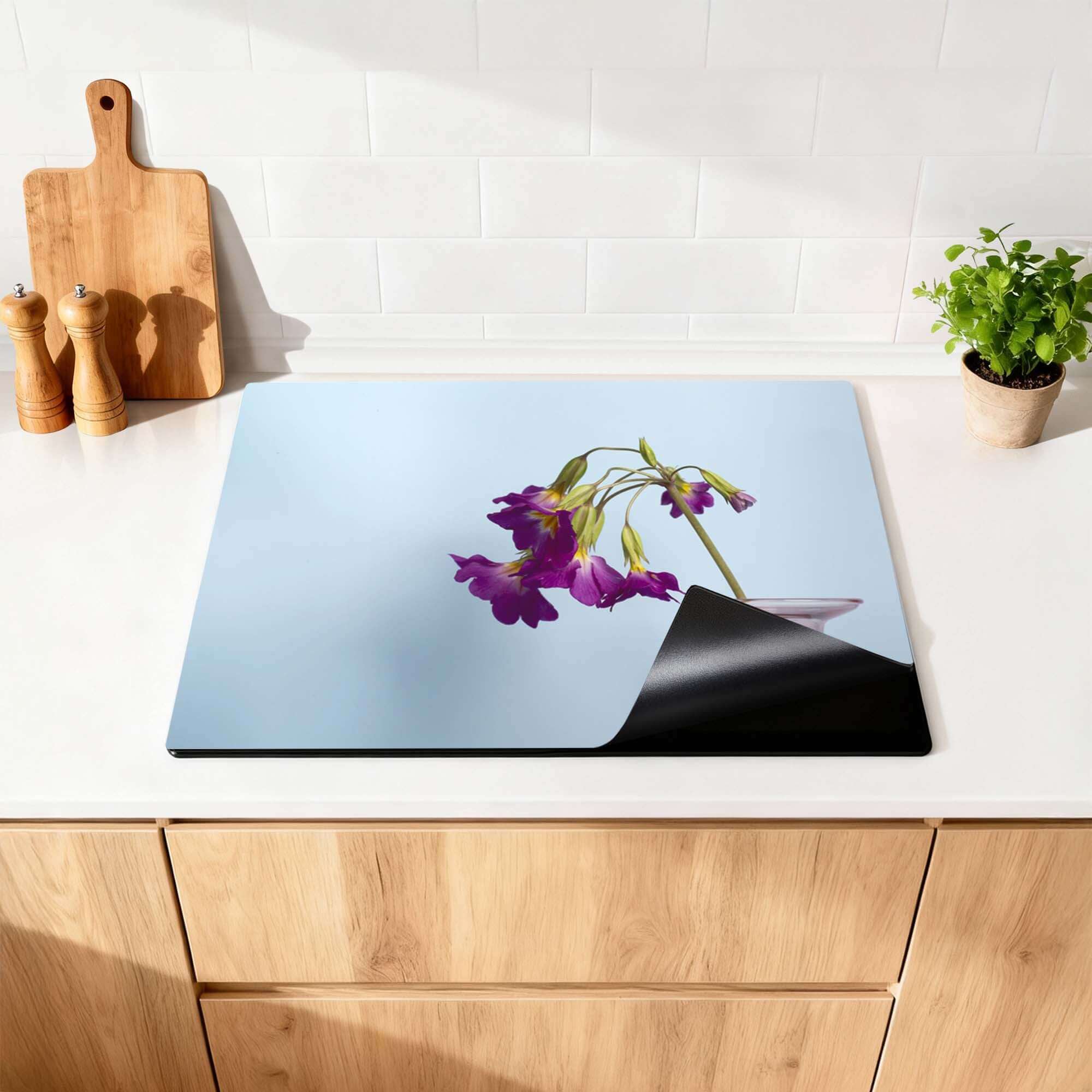 Delicate Drop - Herdabdeckplatte auf einer modernen Küchenoberfläche mit lila Blumen