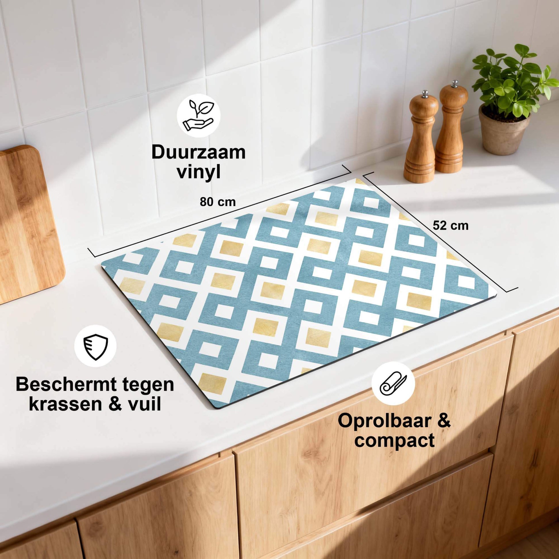 Diamond Wave Blue - Herdabdeckplatte mit weißem und blau-goldenem Rautenmuster auf der Küchenarbeitsplatte, langlebig und schützend.