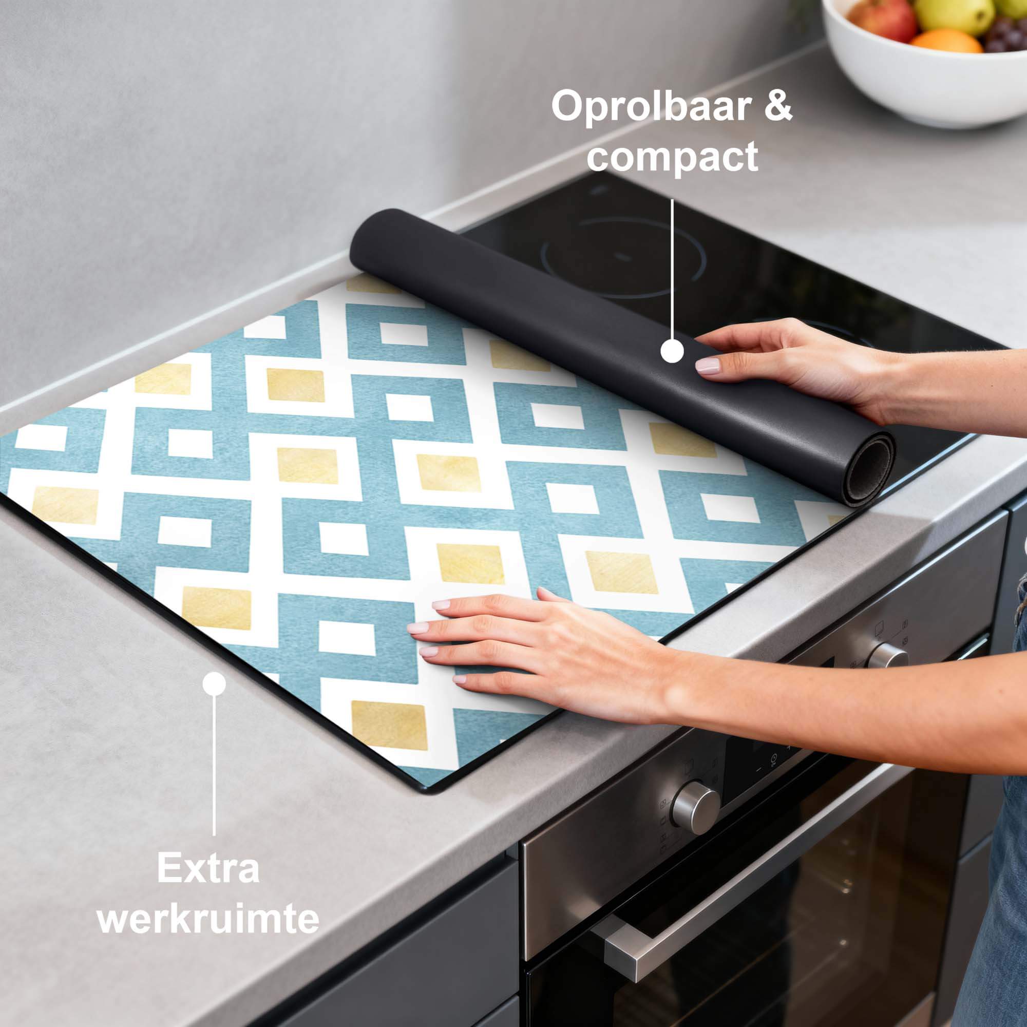 Diamond Wave Blue - Herdabdeckplatte mit weißem und blau-goldenem Rautenmuster auf der Küchenarbeitsplatte, aufrollbares Design für zusätzliche Arbeitsfläche