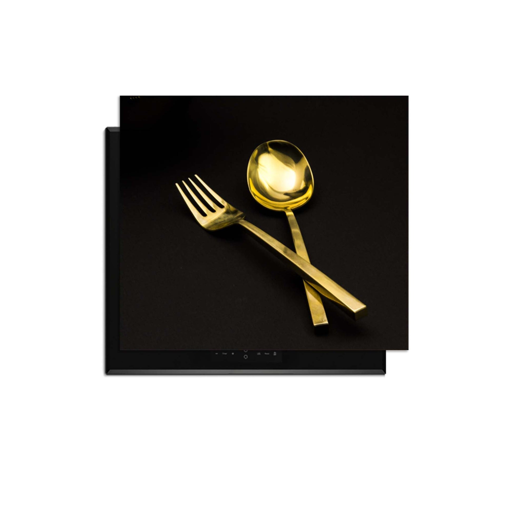 Dining Deluxe - Herdabdeckplatte mit goldenem Besteck auf schwarzem Hintergrund für ein luxuriöses Aussehen