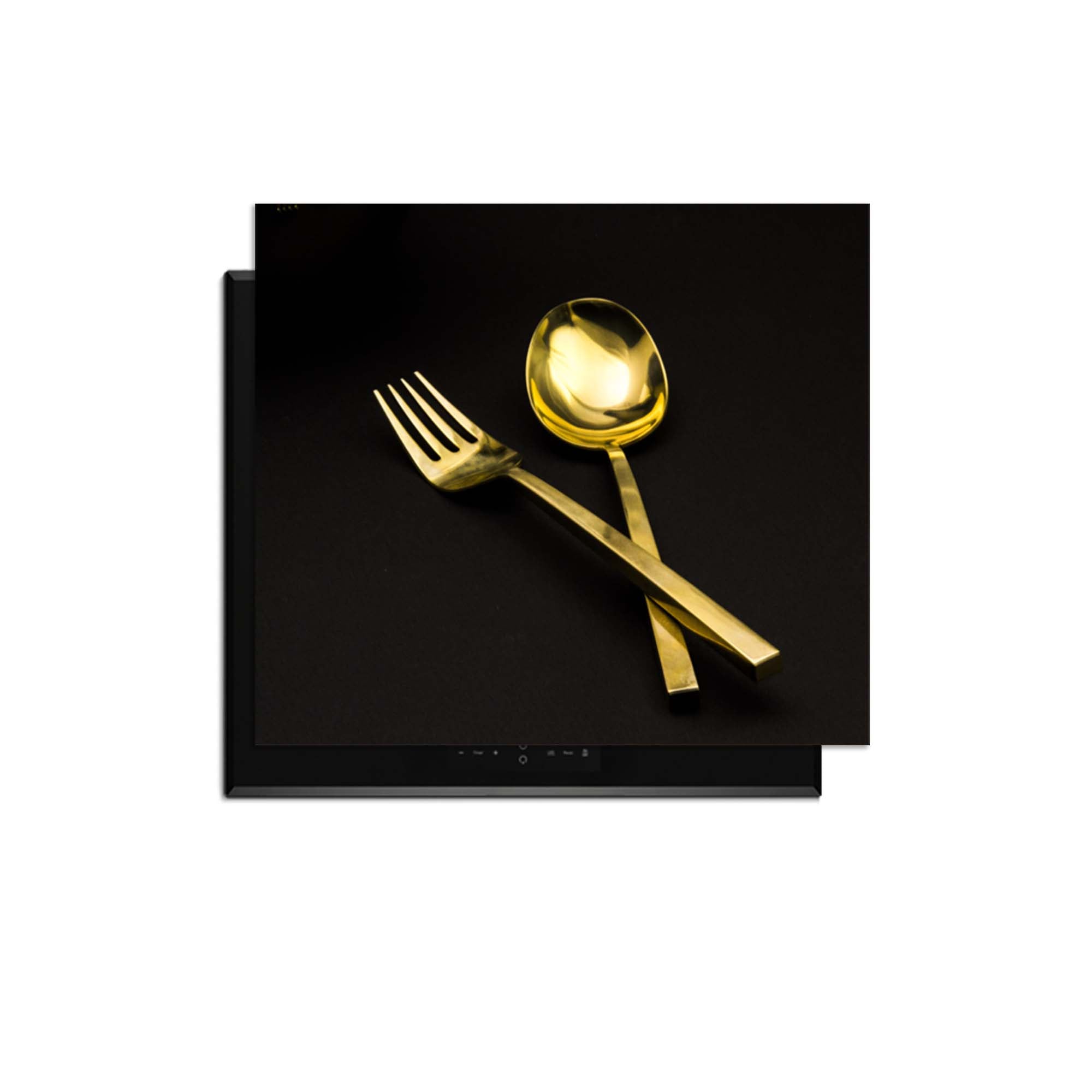 Dining Deluxe - Herdabdeckplatte mit goldenem Besteck auf schwarzem Hintergrund für ein luxuriöses Aussehen