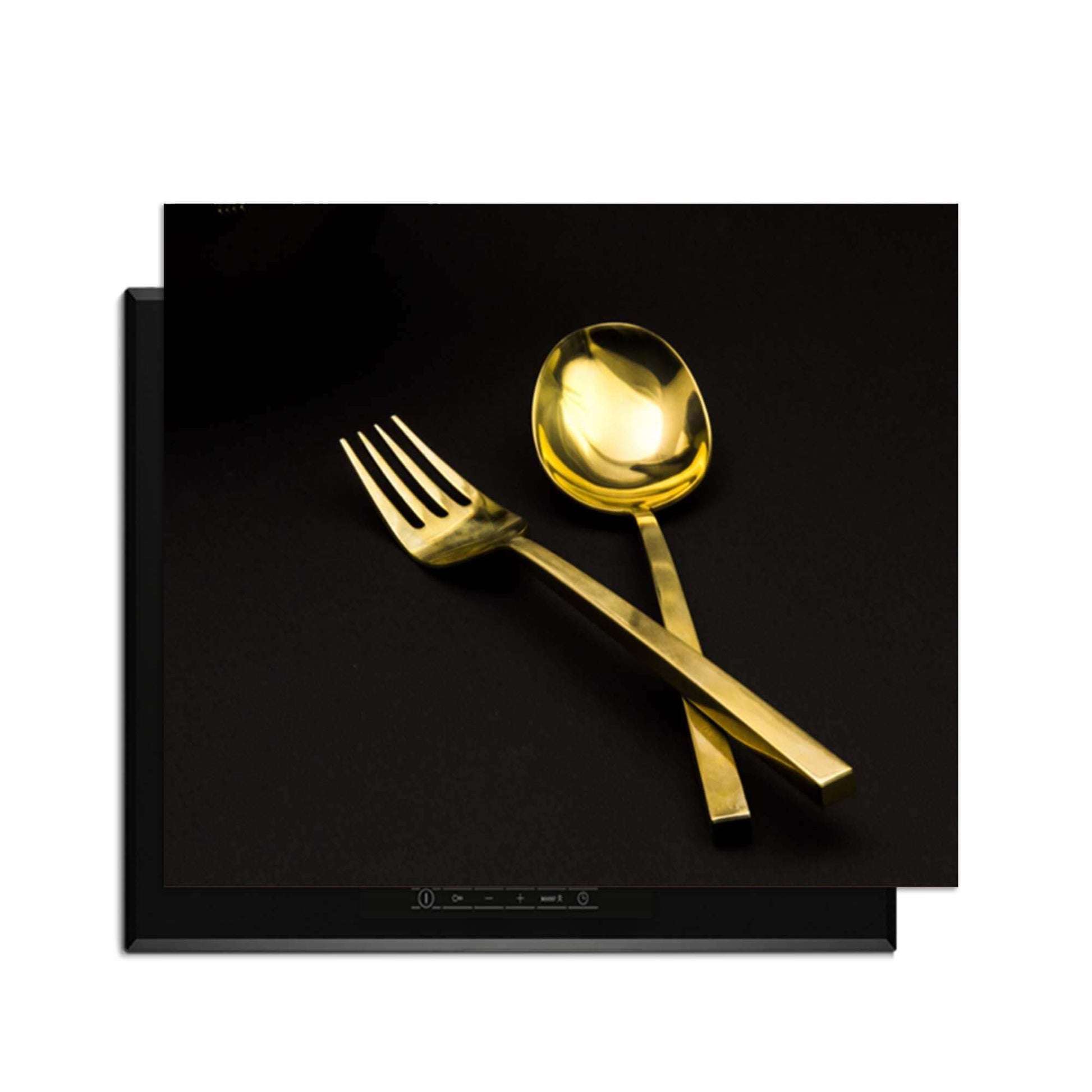 Dining Deluxe - Herdabdeckplatte mit goldenem Besteck auf schwarzem Hintergrund