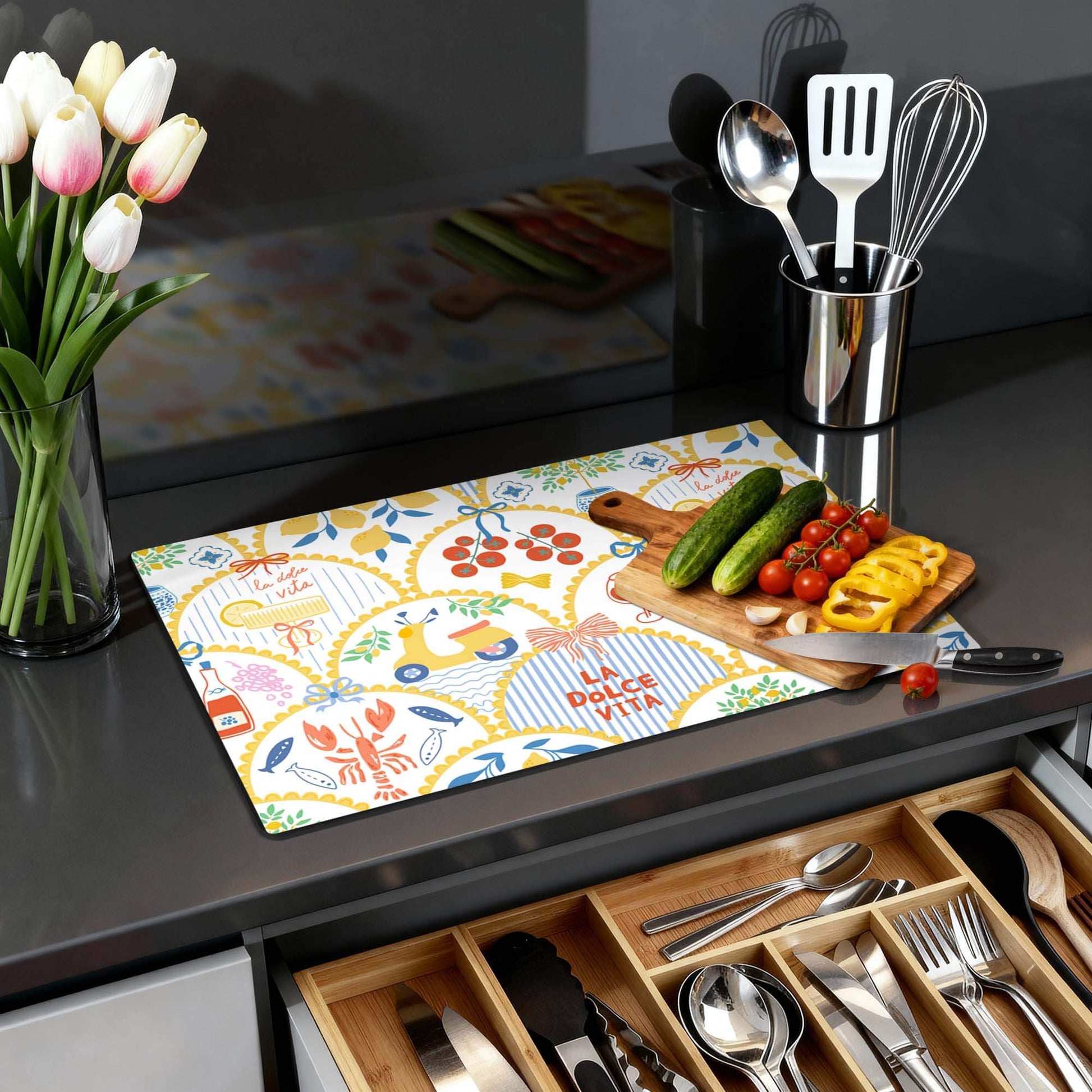 Dolce Fans - Herdabdeckplatte mit italienischem Design von Zitronen, Tomaten und Vespa-Details in einer modernen Küche.
