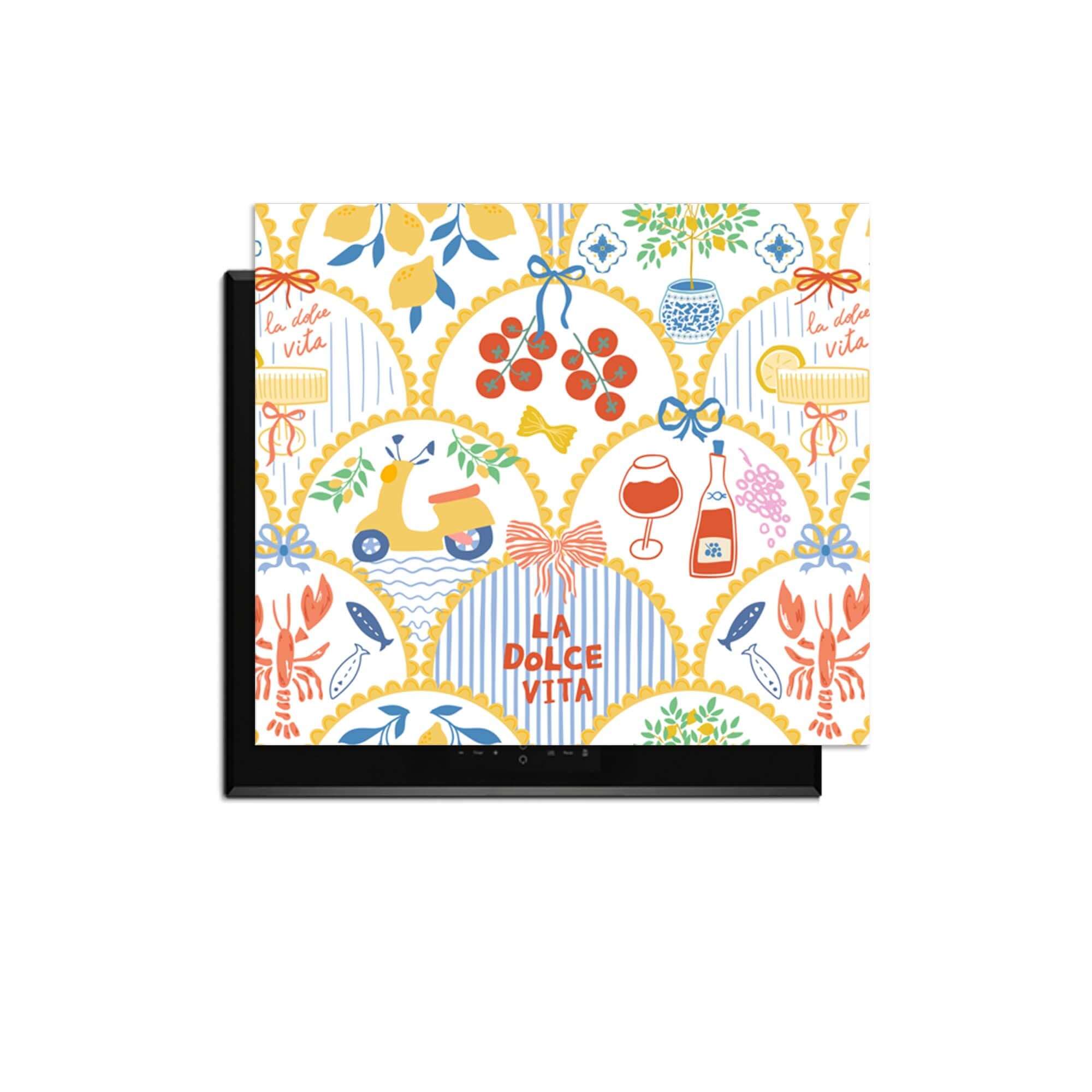 Produktabbildung von Dolce Fans - Herdabdeckplatte mit verspieltem italienischem Design aus Zitronen, Tomaten und Vespa-Details.