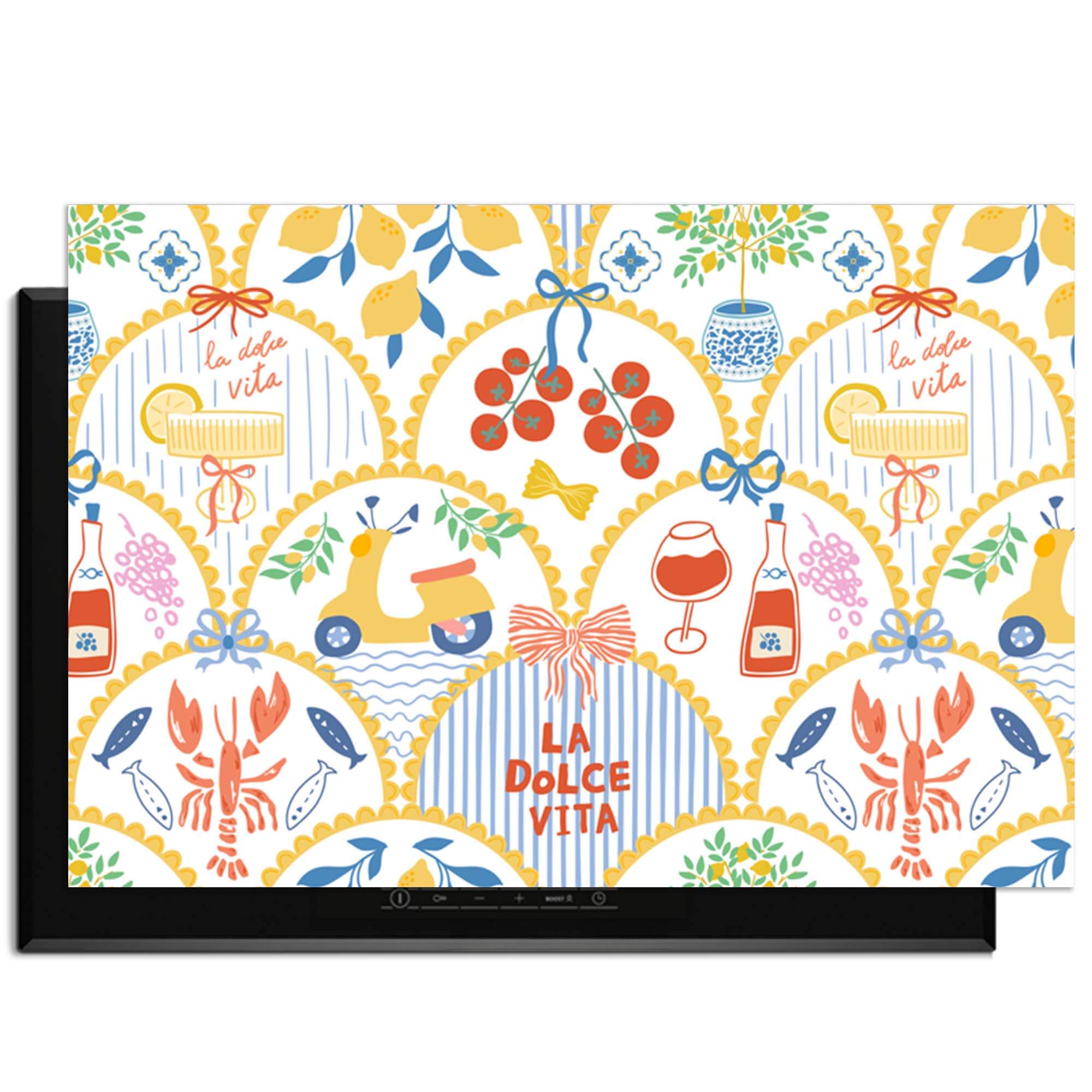 Induktionsplatte mit farbenfrohem Design von Dolce Fans - Herdabdeckplatte mit Zitronen, Tomaten, Wein und Vespa-Details, italienisches Ambiente.