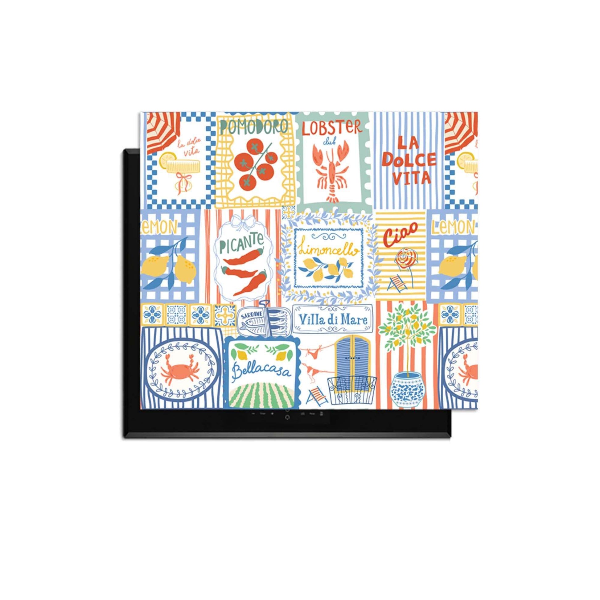 Dolce Tiles - Herdabdeckplatte mit farbenfrohen italienischen Kachelmotiven und mediterranen Symbolen, ideal für einen lebendigen Küchenstil.