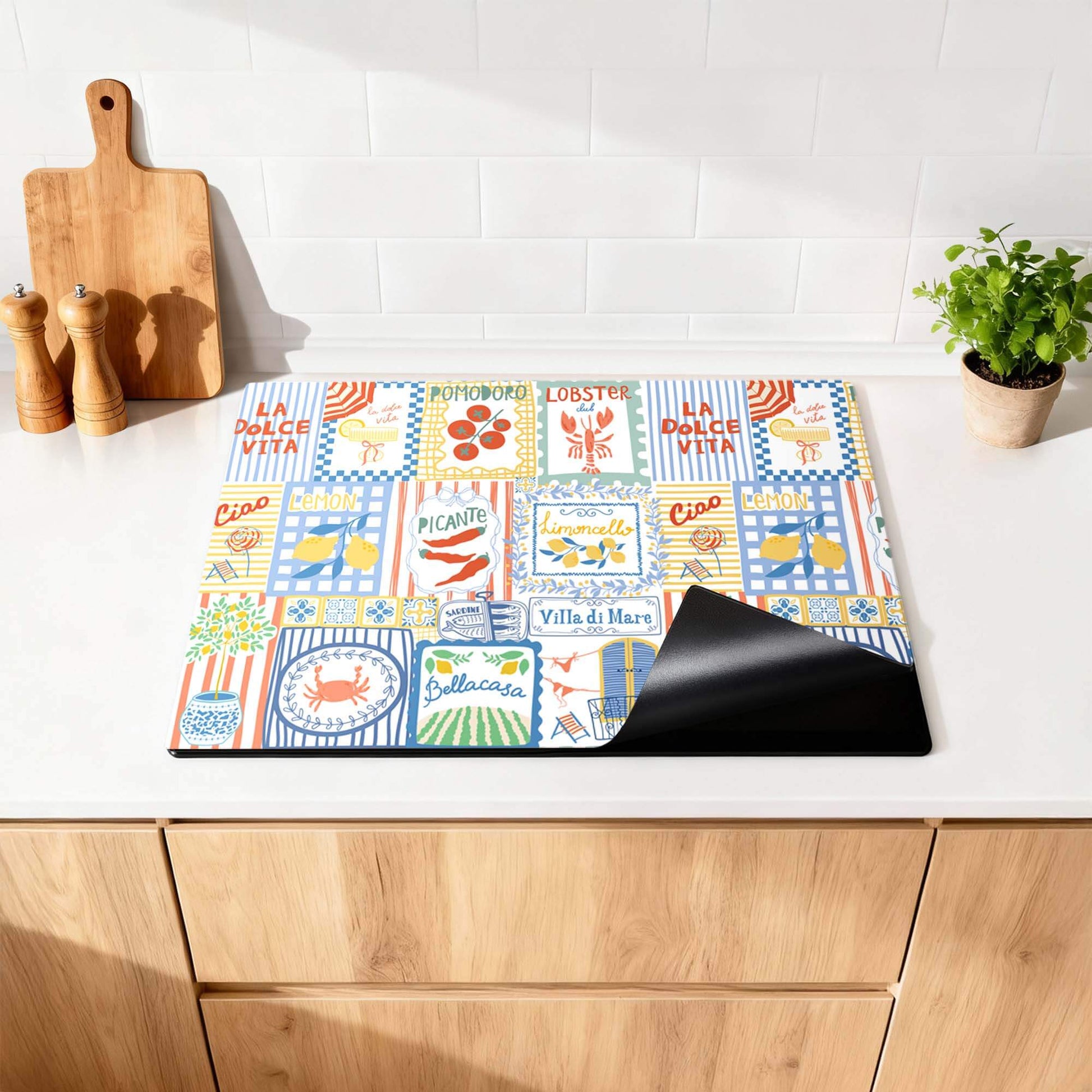 Dolce Tiles - Herdabdeckplatte mit bunten mediterranen Fliesen auf einer Küchenarbeitsplatte, schützt Induktionskochfeld.