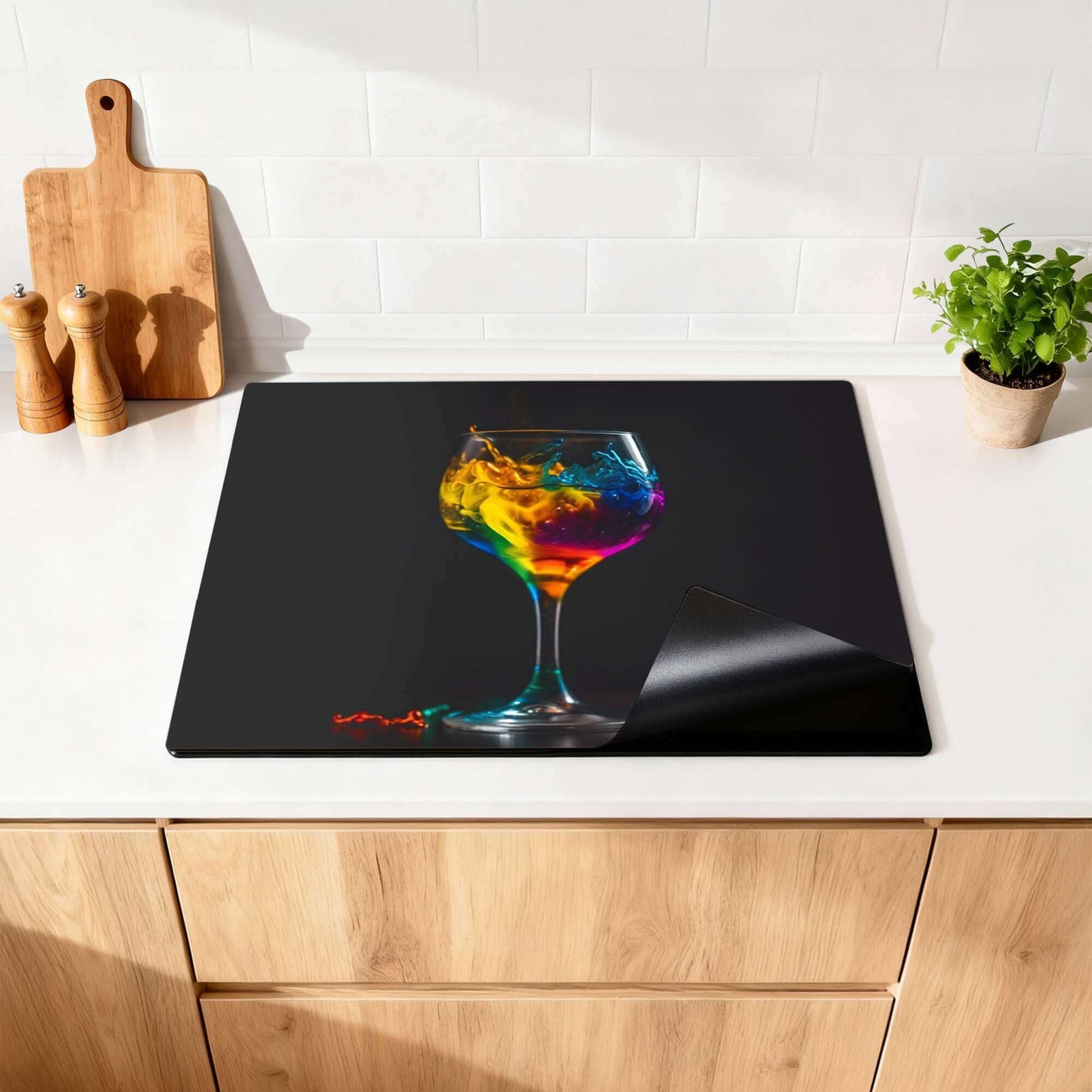 Drip & Sip - Herdabdeckplatte mit einem bunten Getränk auf einer Küchenarbeitsplatte.