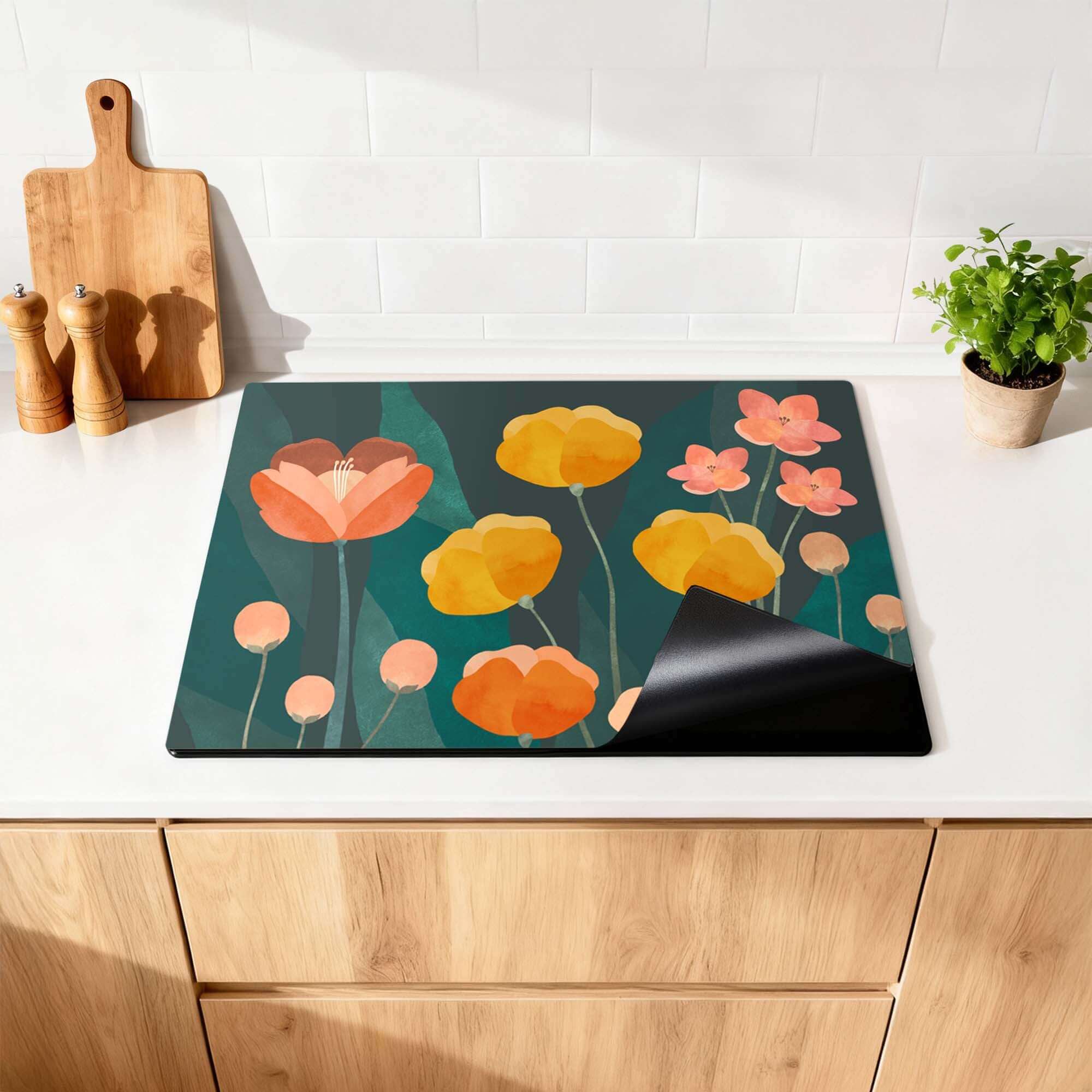 Evening Garden - Herdabdeckplatte mit warmem Blumendruck auf dunklem Hintergrund. Stilvoller Schutz für Induktionsplatten.