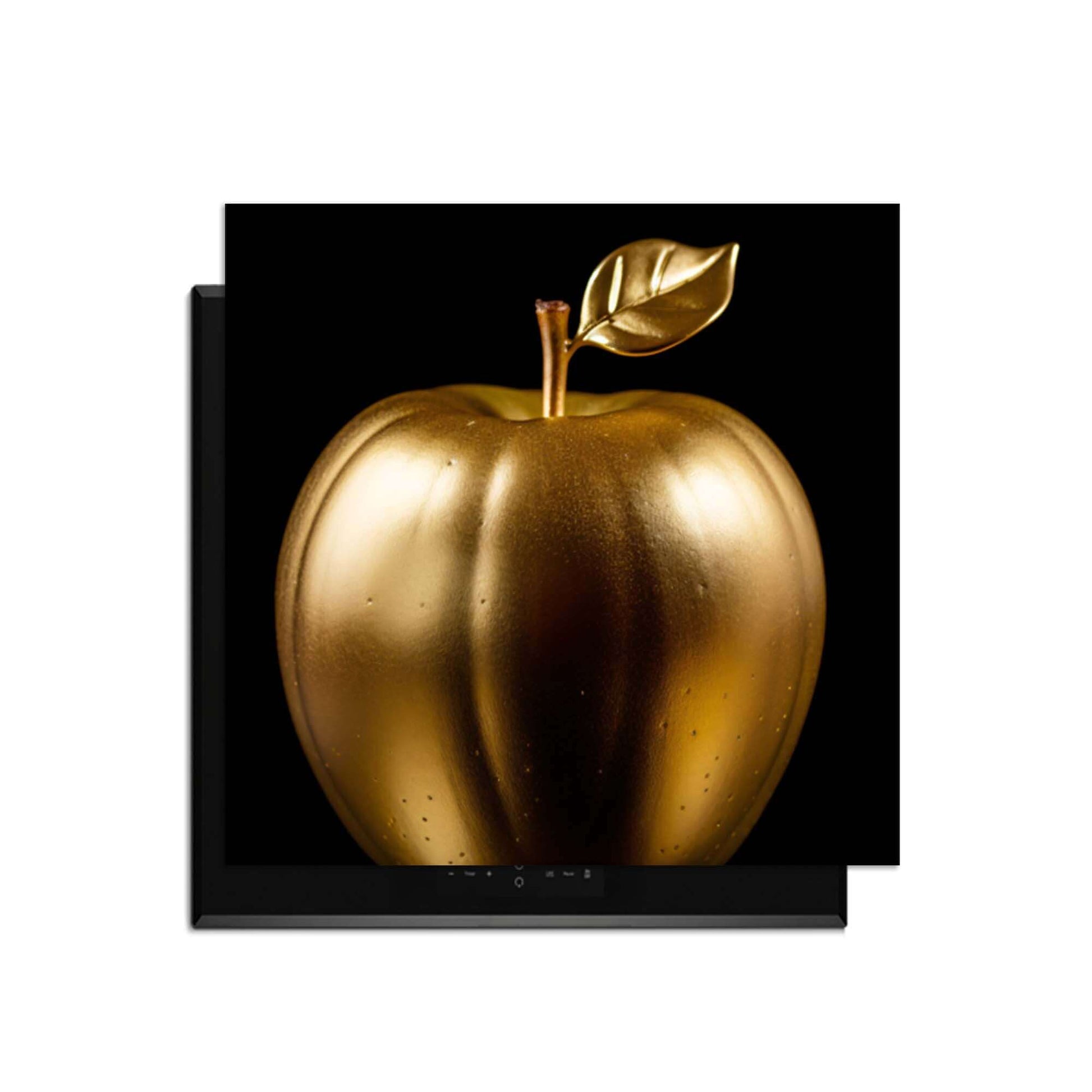 Goldener Apfel mit glänzender Oberfläche auf schwarzem Hintergrund, dekorativ und stilvoll.
