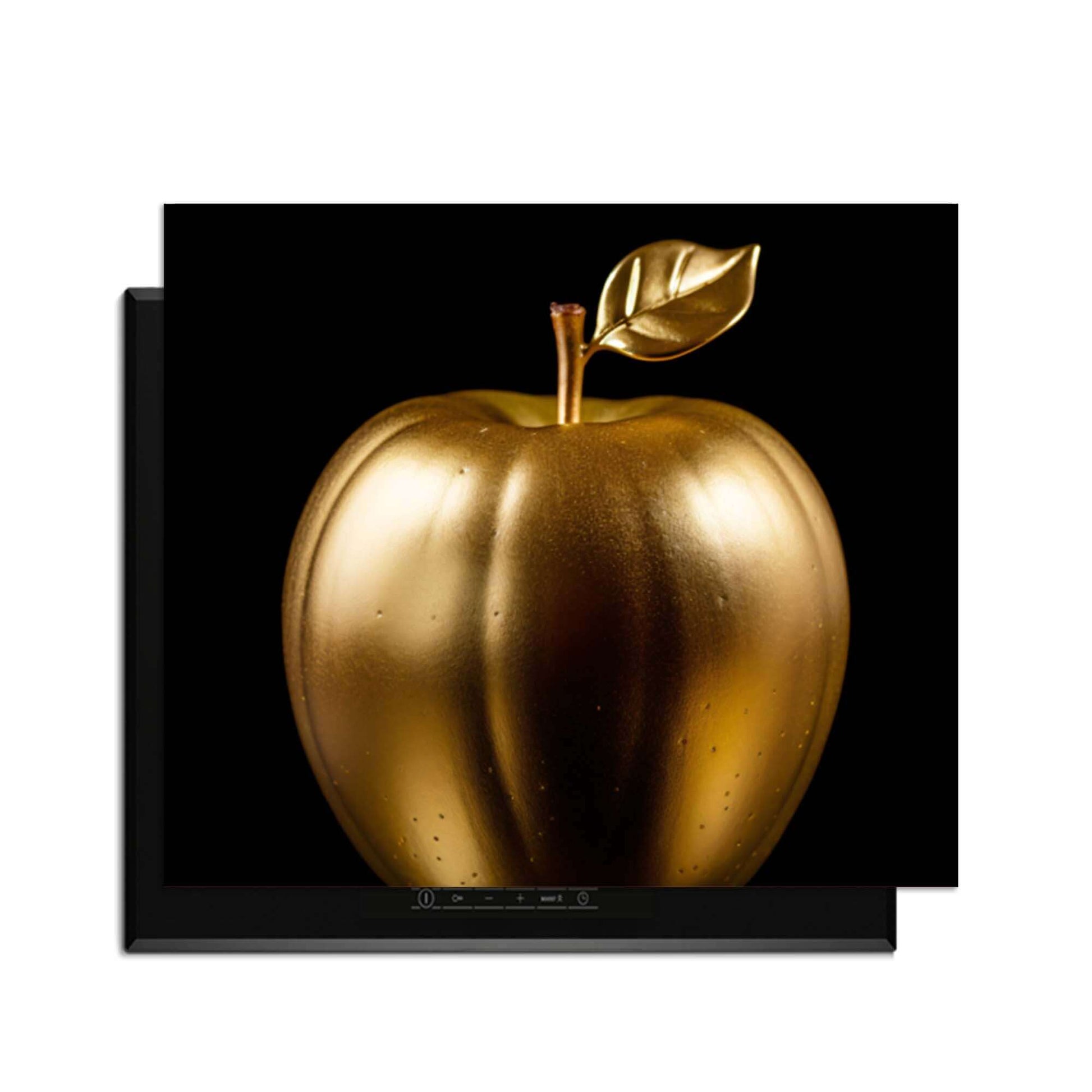 Goldener Apfel mit glänzendem Finish auf schwarzem Hintergrund.