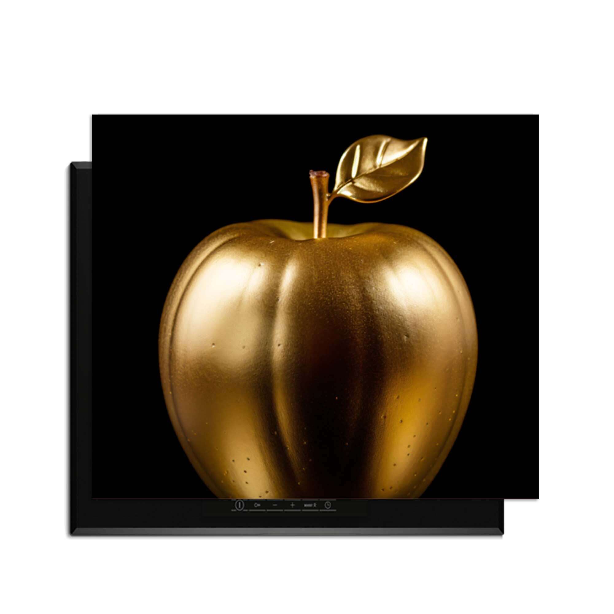 Goldener Apfel mit glänzendem Finish auf schwarzem Hintergrund.