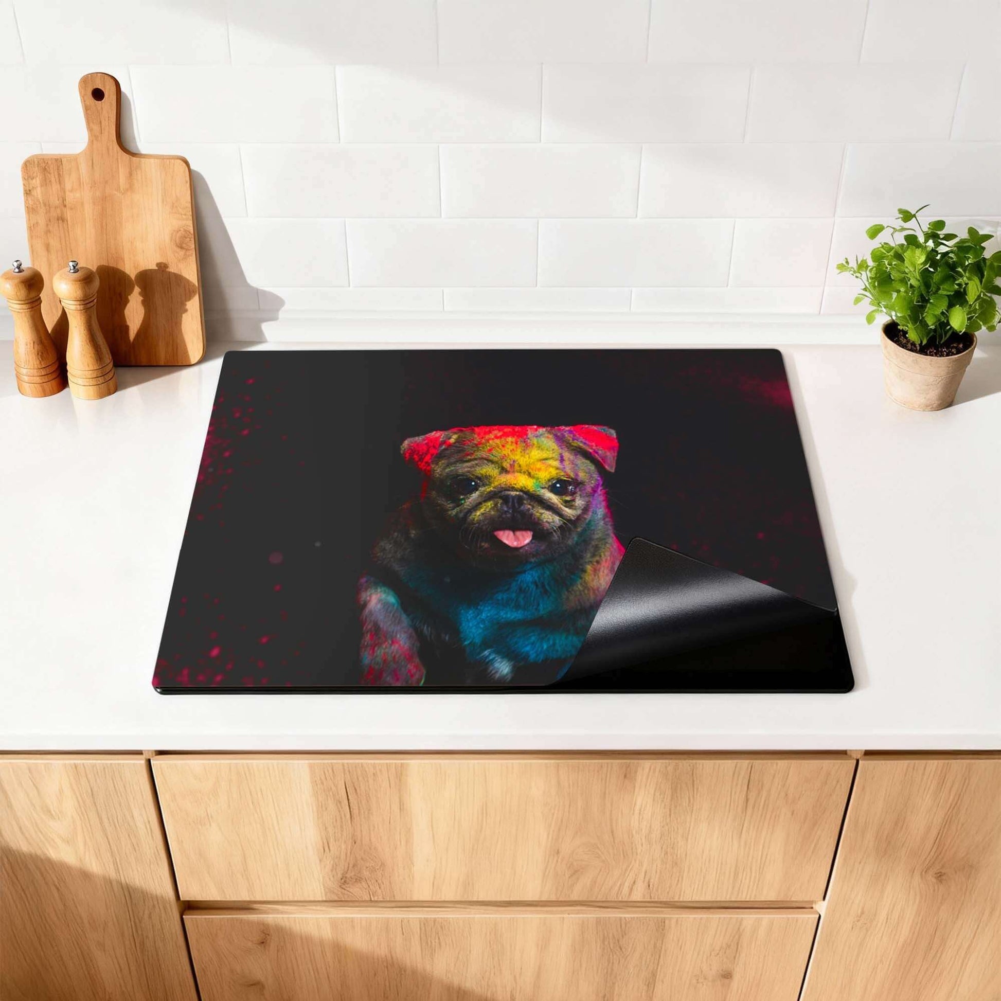 Funky Pup - Herdabdeckplatte auf einer Küchenarbeitsplatte mit buntem Design.