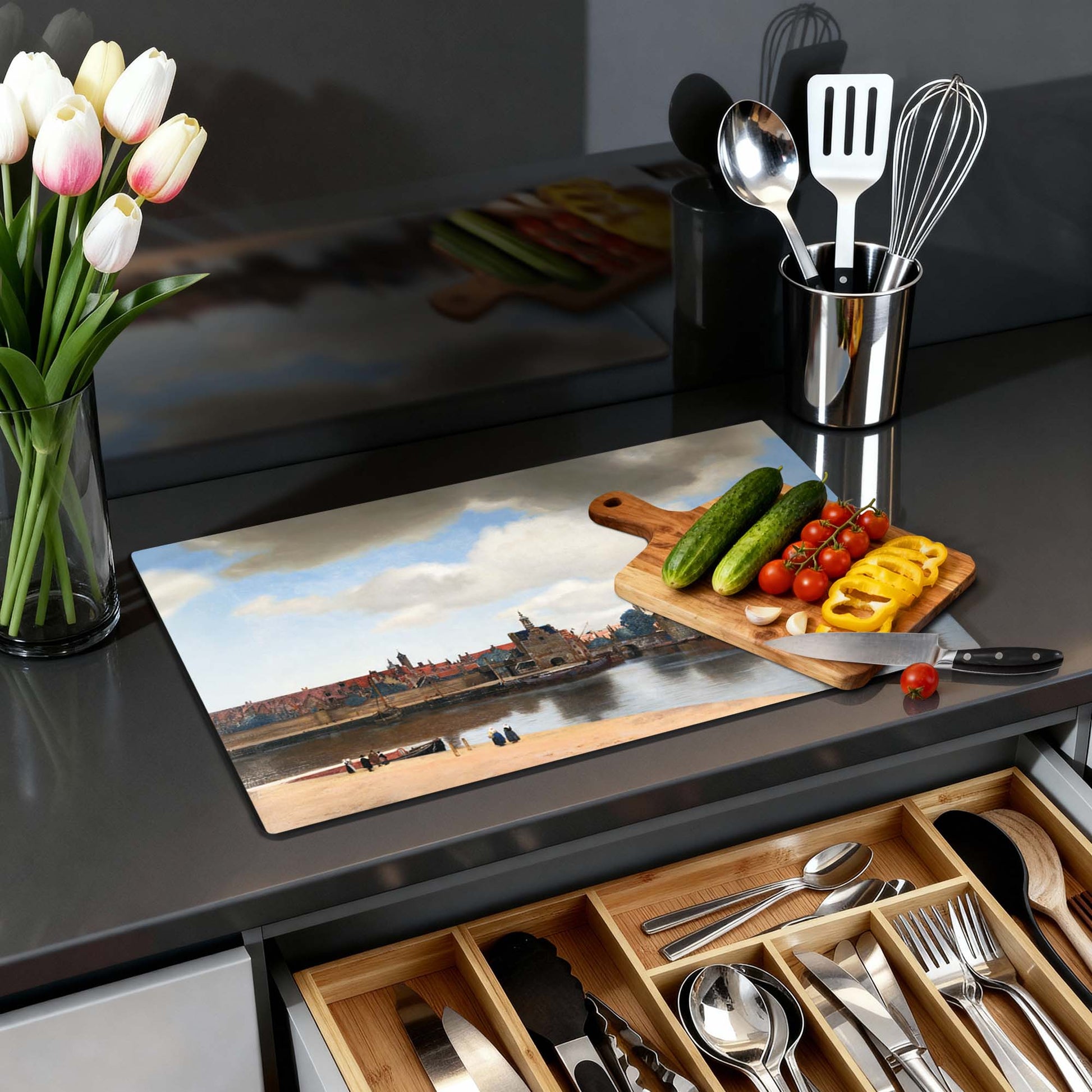 Ansicht von Delft - Herdabdeckplatte in moderner Küche, mit Tulpen und Küchenutensilien auf dem Tresen.