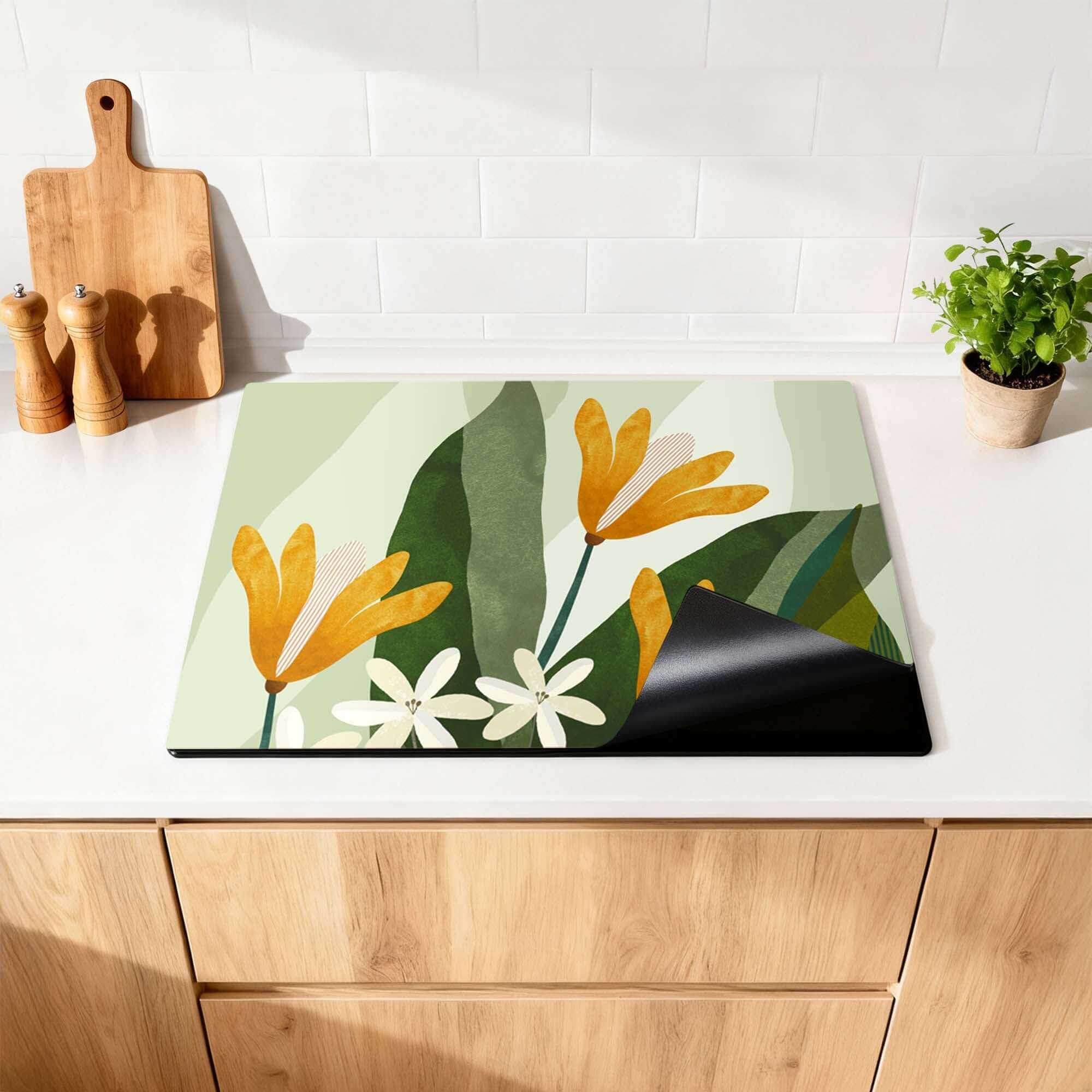 Golden Petals - Herdabdeckplatte mit goldgelben Blüten und tiefgrünen Blättern für einen eleganten Küchenlook.