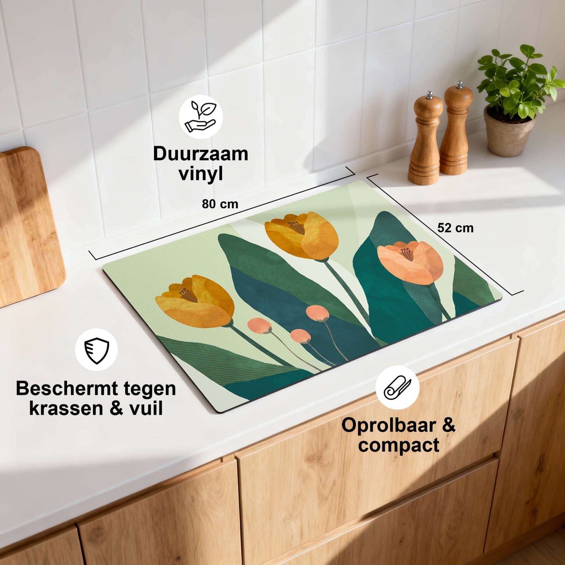 Golden Trio - Herdabdeckplatte mit botanischem Design aus goldgelben Blumen auf dem Induktionskochfeld in der Küche.