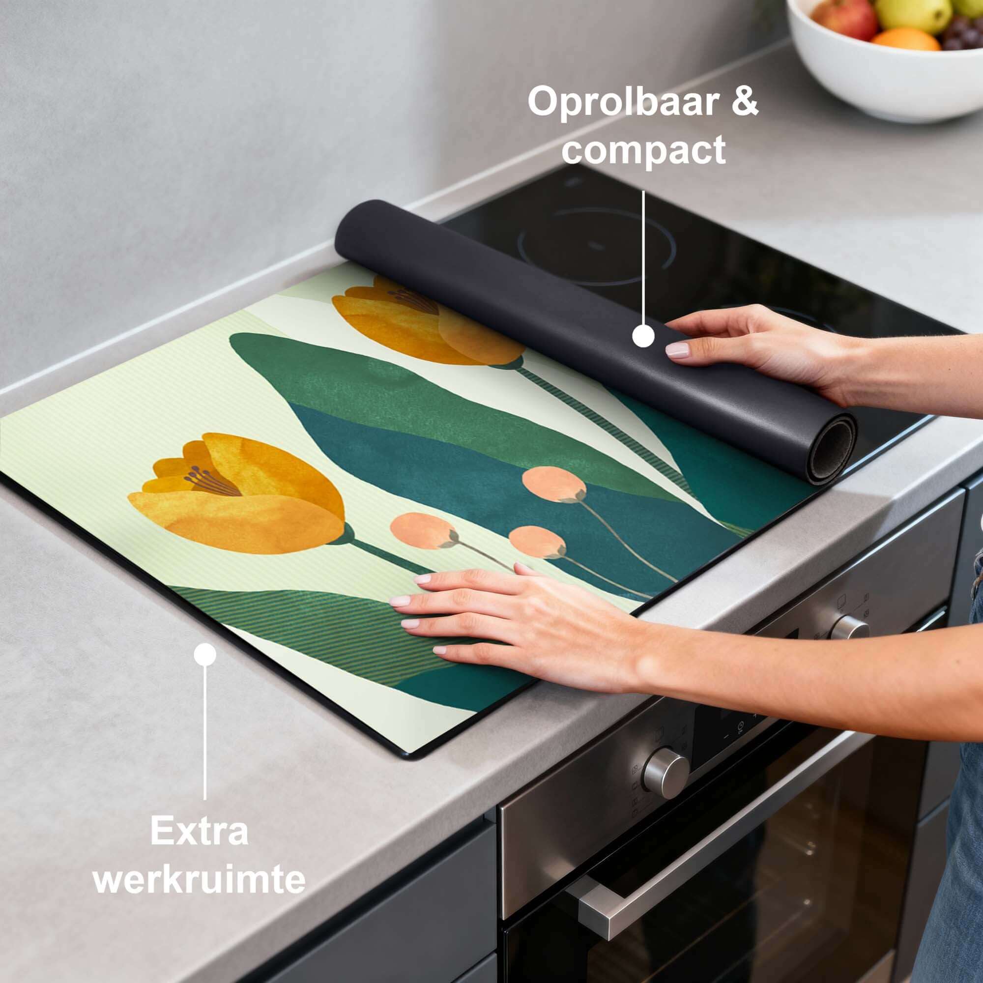 Golden Trio - Herdabdeckplatte mit goldgelben Blumen und grünem botanischem Druck für die Küche. Schützt das Induktionskochfeld stilvoll.