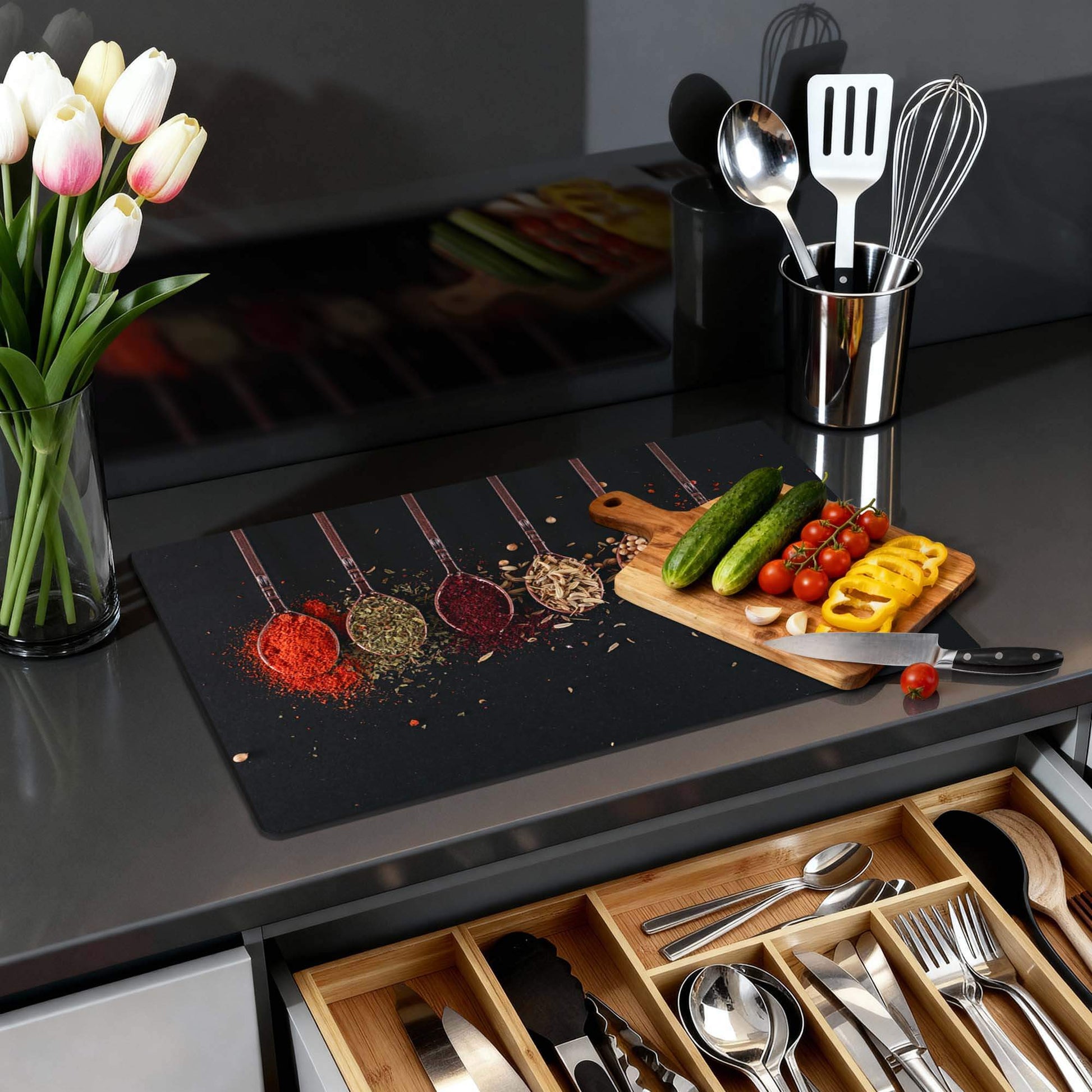 Herb & Heat - Herdabdeckplatte mit Kräutern und Gemüse auf einem modernen Küchentisch.