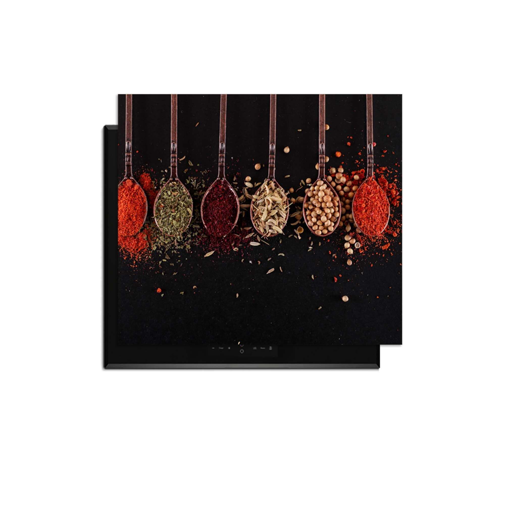 Herb & Heat - Herdabdeckplatte mit verschiedenen Kräutern und Gewürzen auf schwarzem Hintergrund