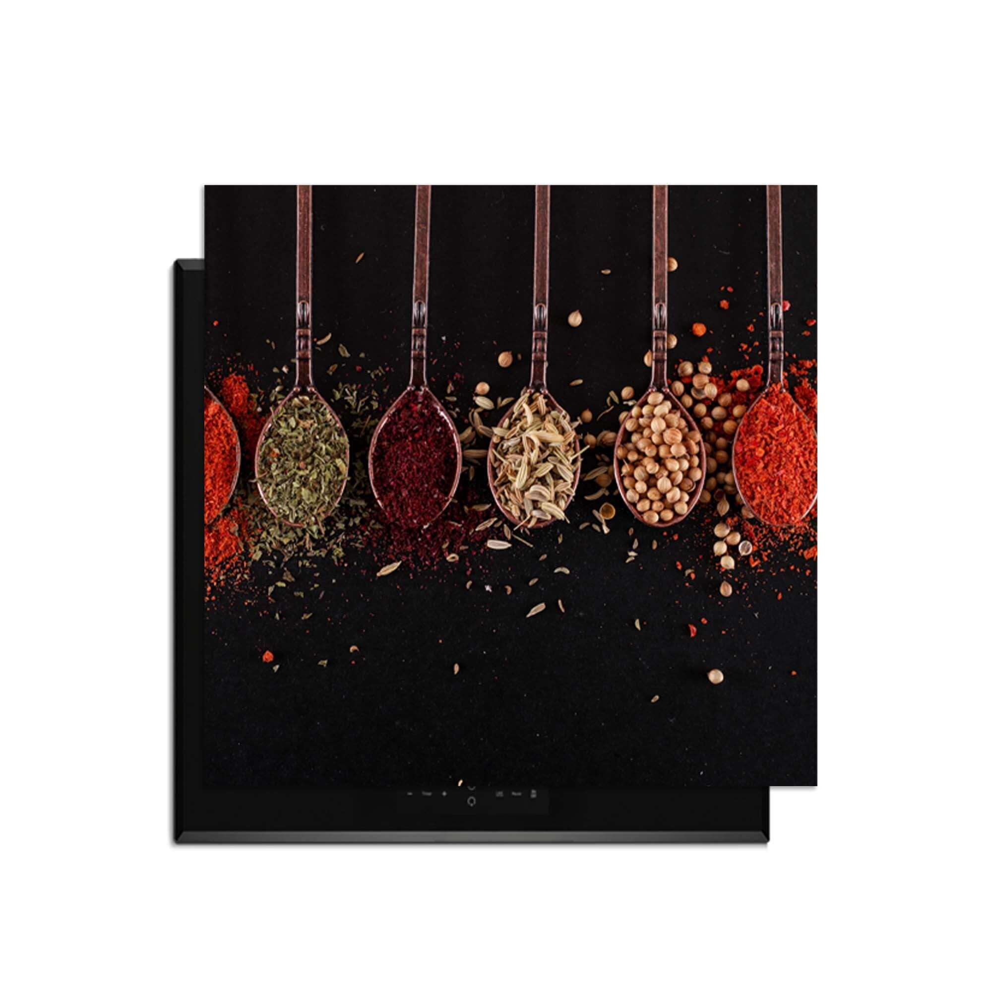 Herb & Heat - Herdabdeckplatte mit Kräutern in Löffeln auf schwarzem Hintergrund.