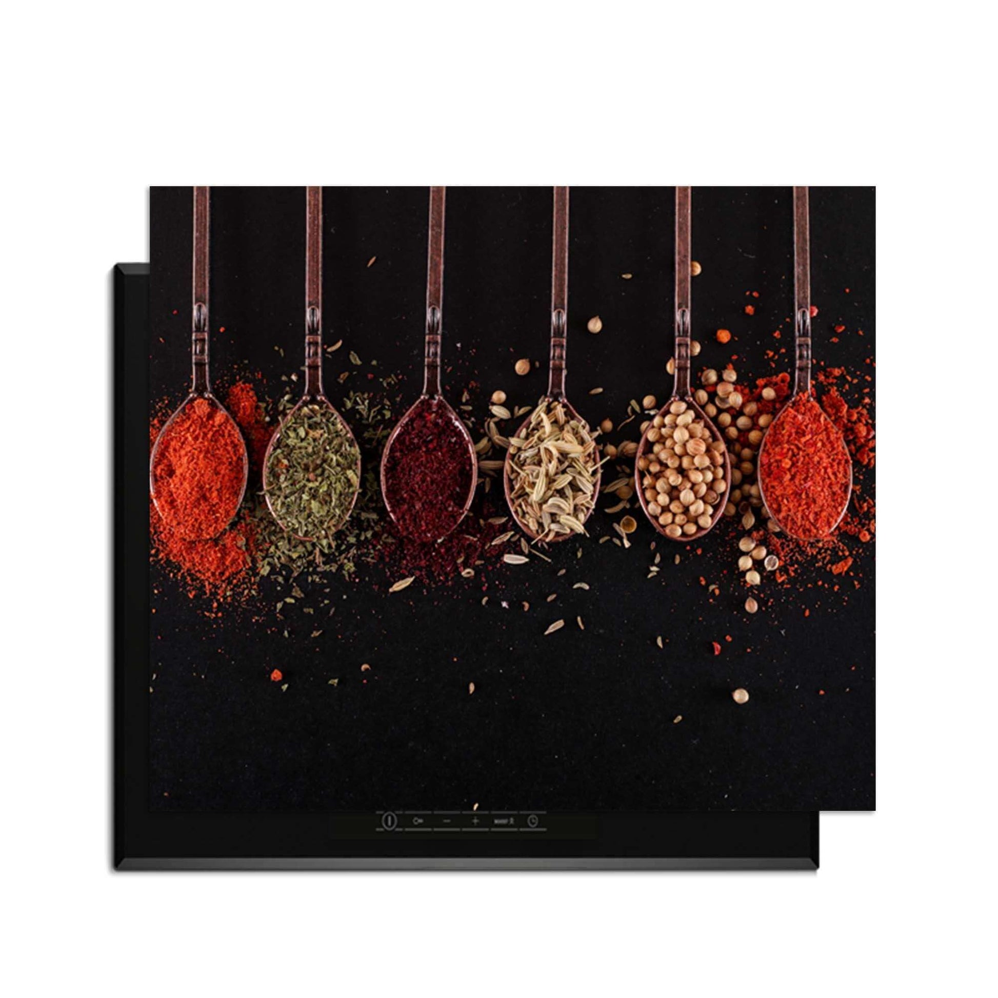 Herb & Heat - Herdabdeckplatte mit Gewürzen in Holzlöffeln auf dunklem Hintergrund