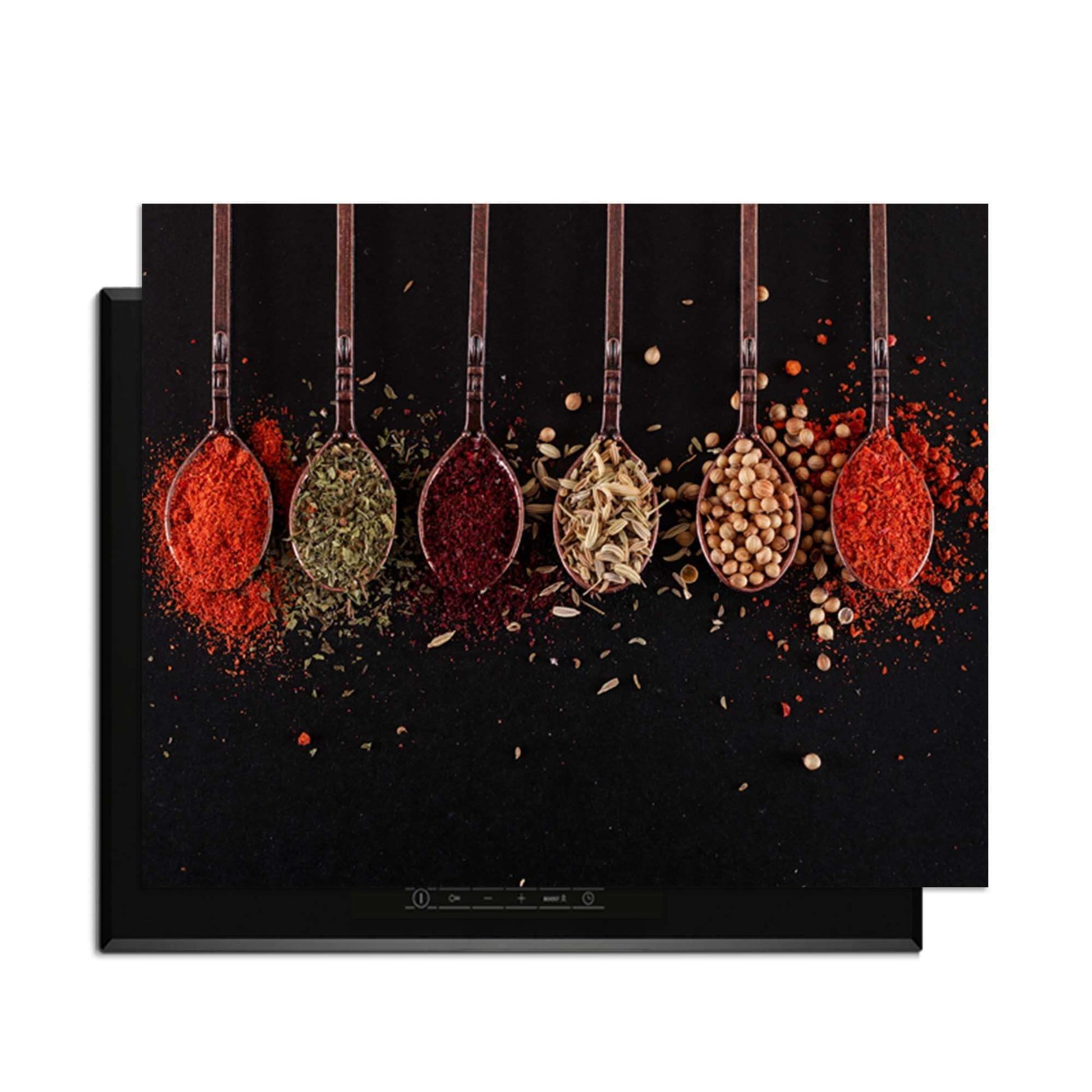 Herb & Heat - Herdabdeckplatte mit Holzlöffel und Gewürzen auf schwarzem Hintergrund.