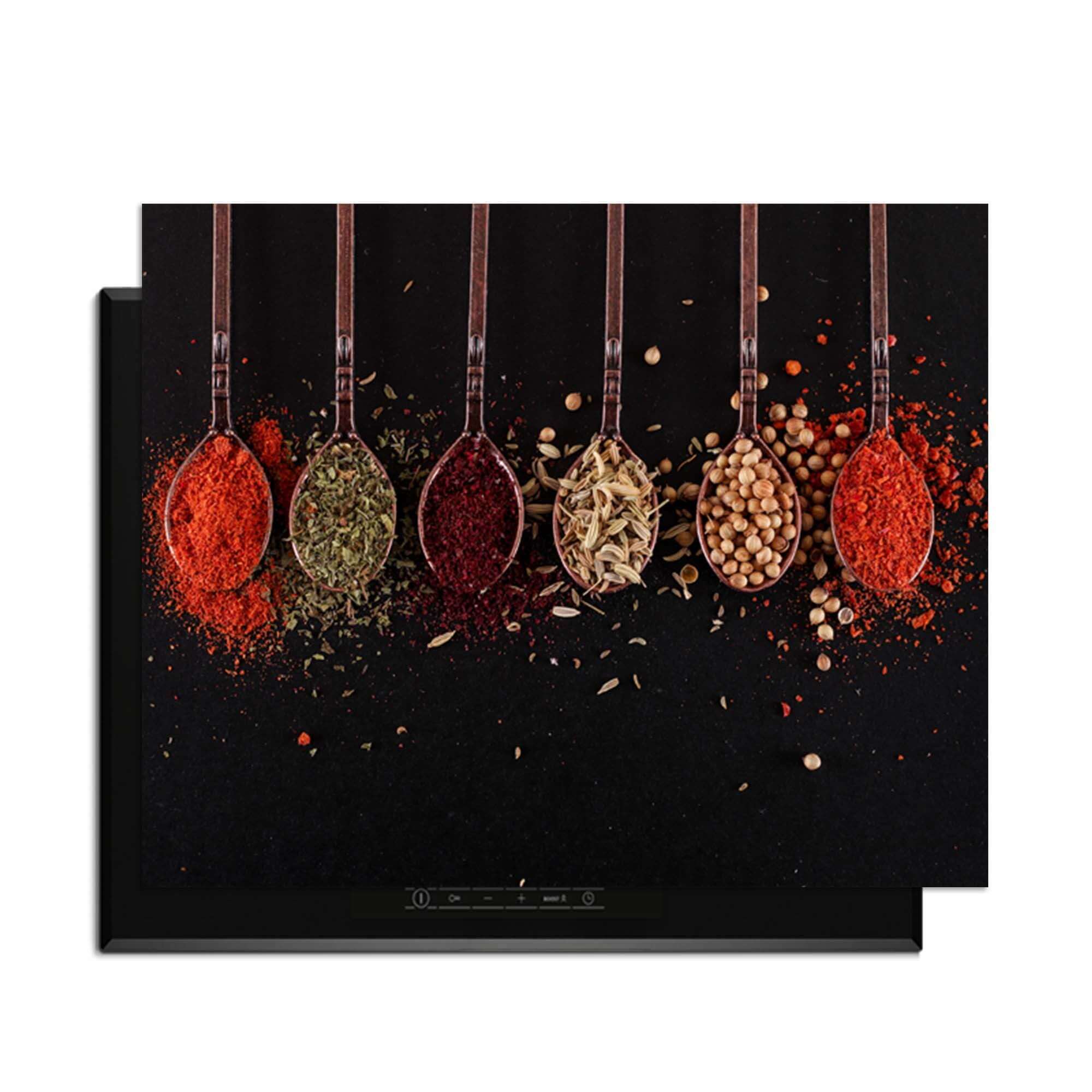 Herb & Heat - Herdabdeckplatte mit Holzlöffel und Gewürzen auf schwarzem Hintergrund.