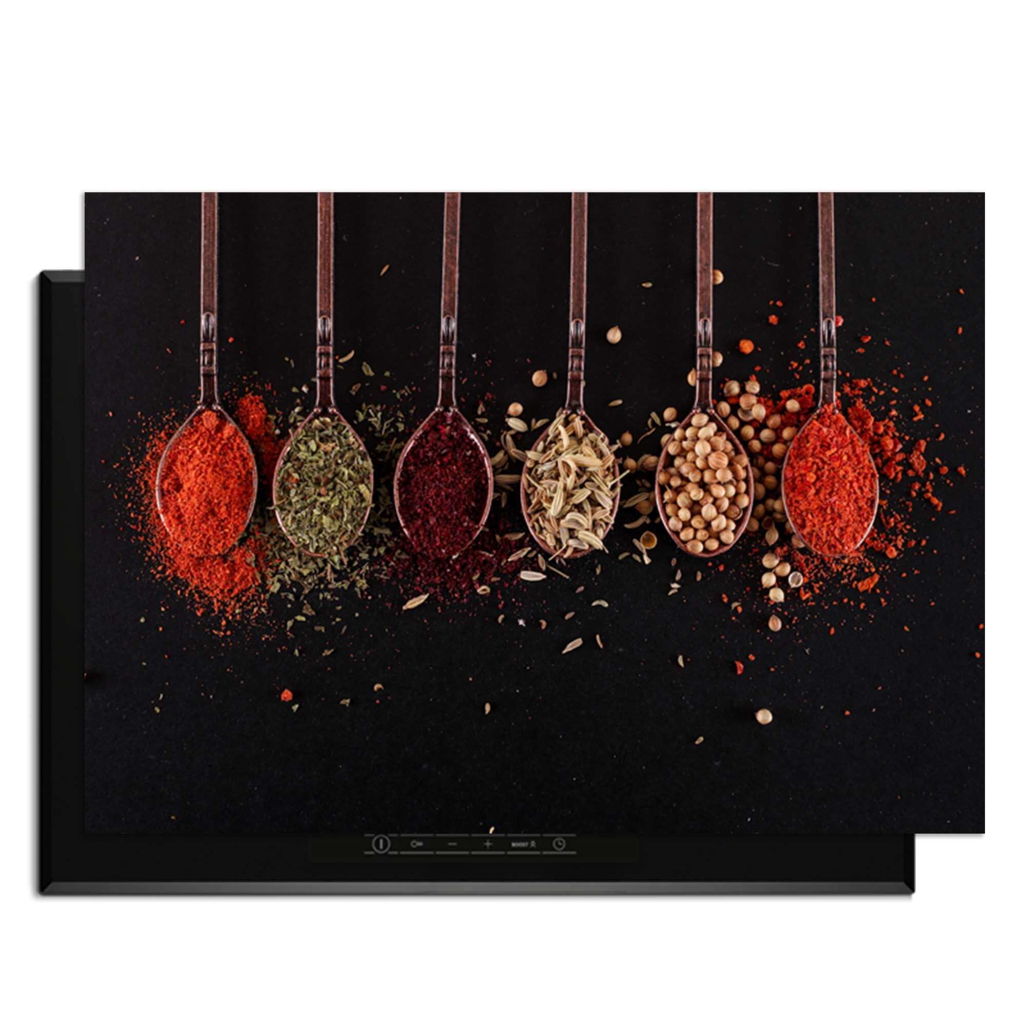 Herb & Heat - Herdabdeckplatte mit bunten Gewürzen auf schwarzem Hintergrund