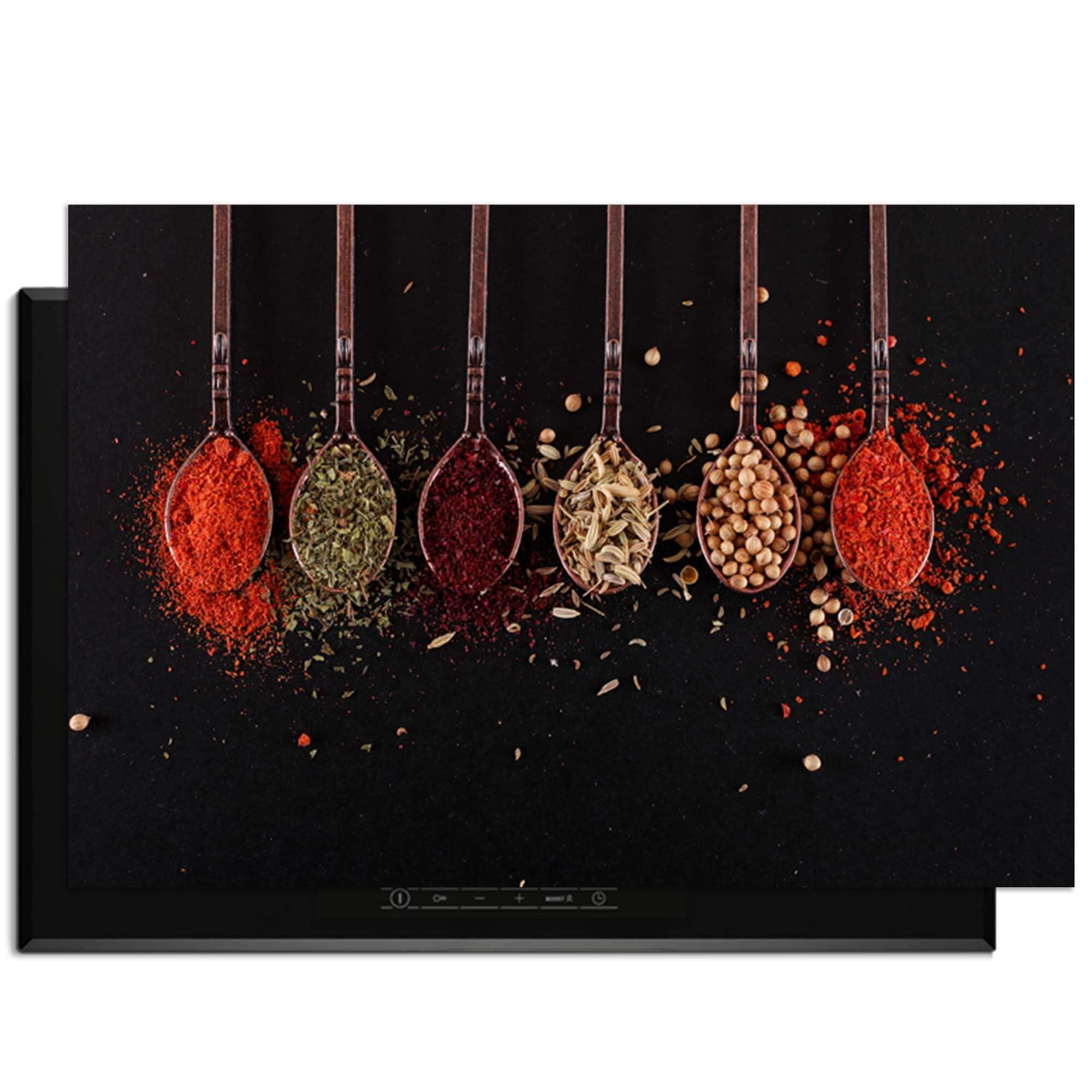 Herb & Heat - Herdabdeckplatte mit einer bunten Auswahl an Gewürzen auf Holzlöffeln.