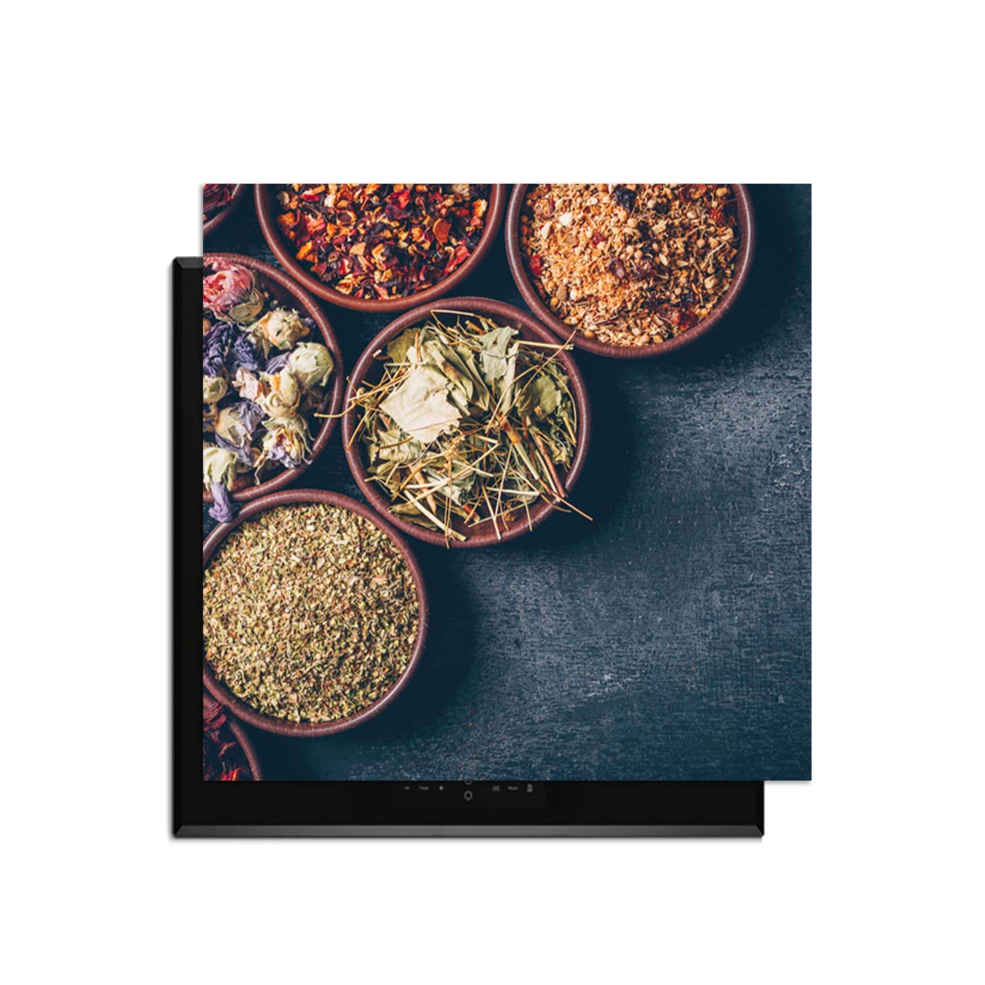 Herbal Market - Herdabdeckplatte mit Kräutern in Schalen zum Schutz der Küche.
