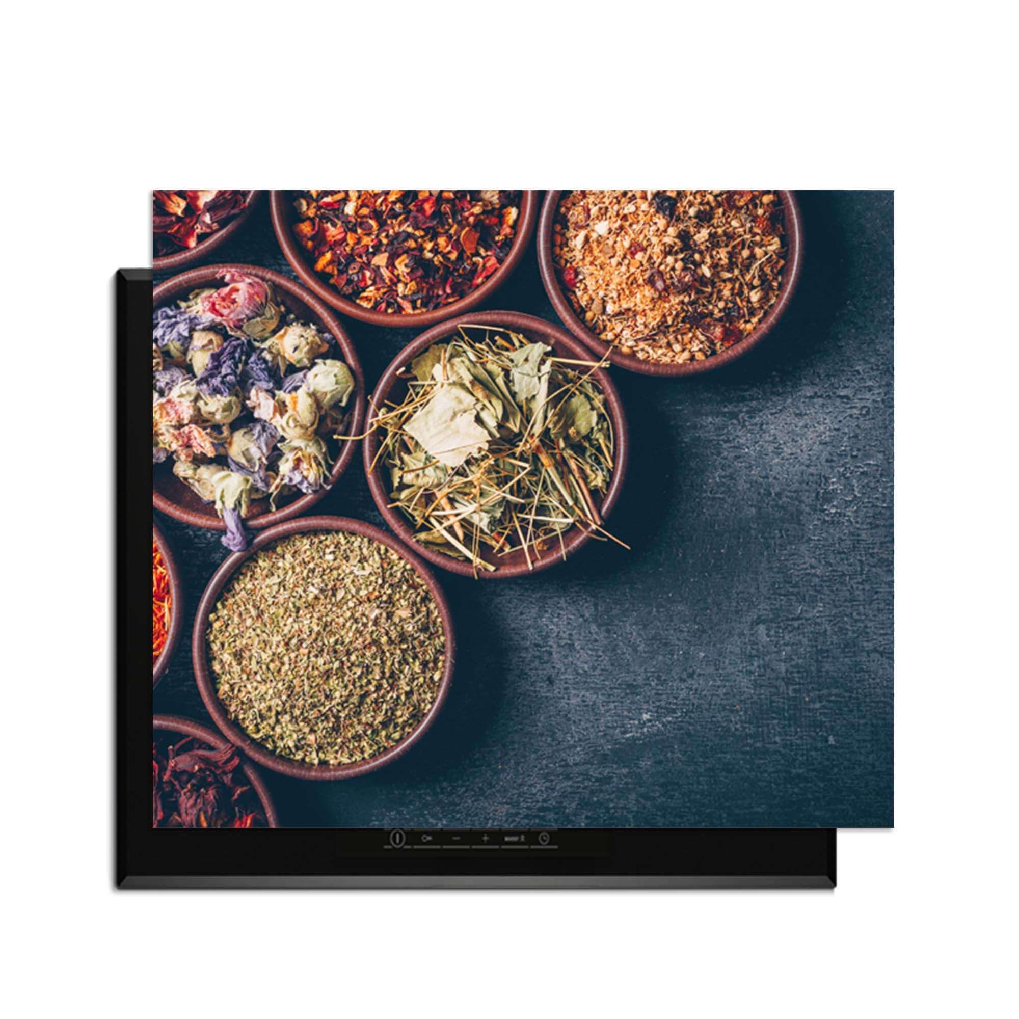 Herbal Market - Herdabdeckplatte mit einer Auswahl an Kräutern in Schalen