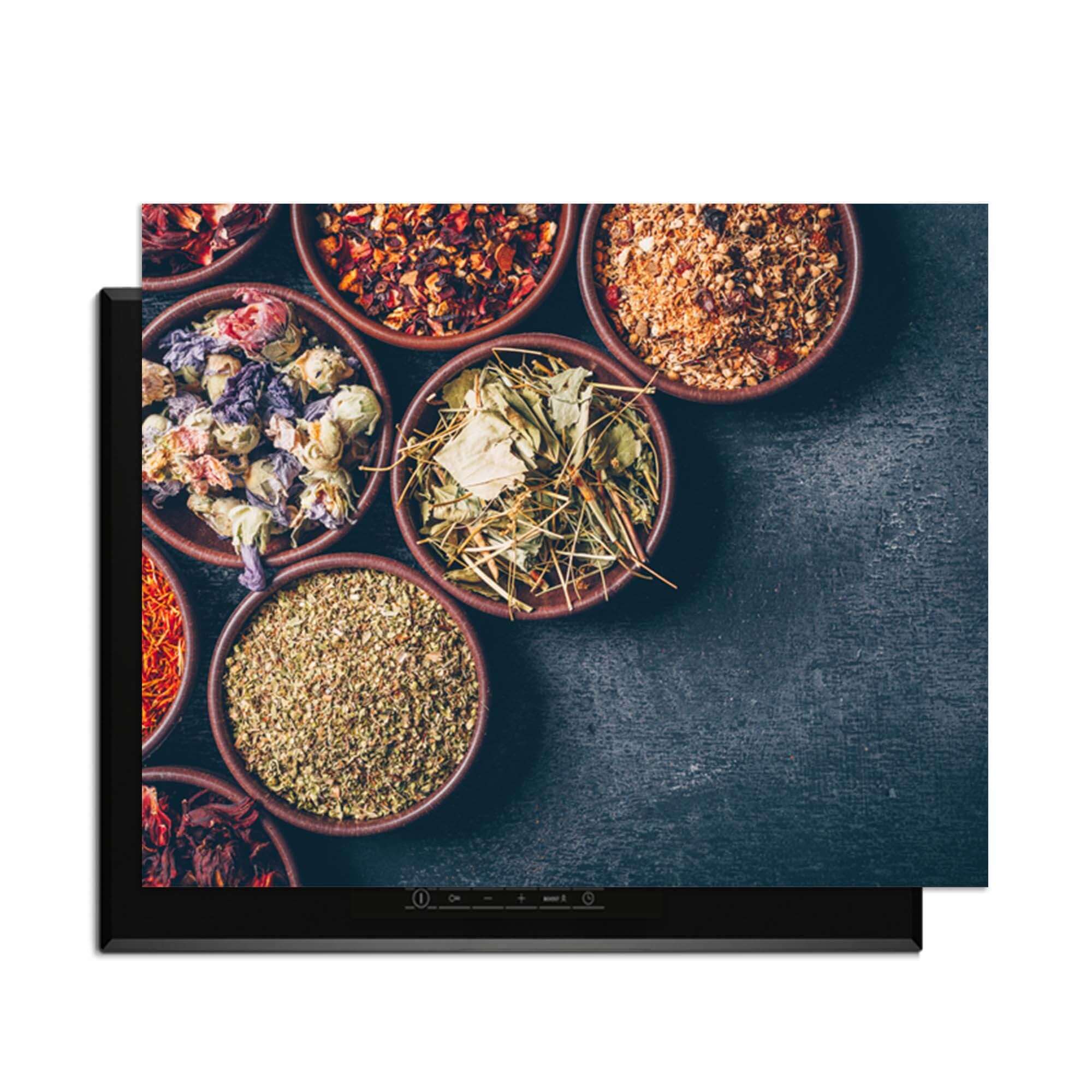 Herbal Market - Herdabdeckplatte über Kräutern und Gewürzen in Schüsseln zum Schutz der Küche.