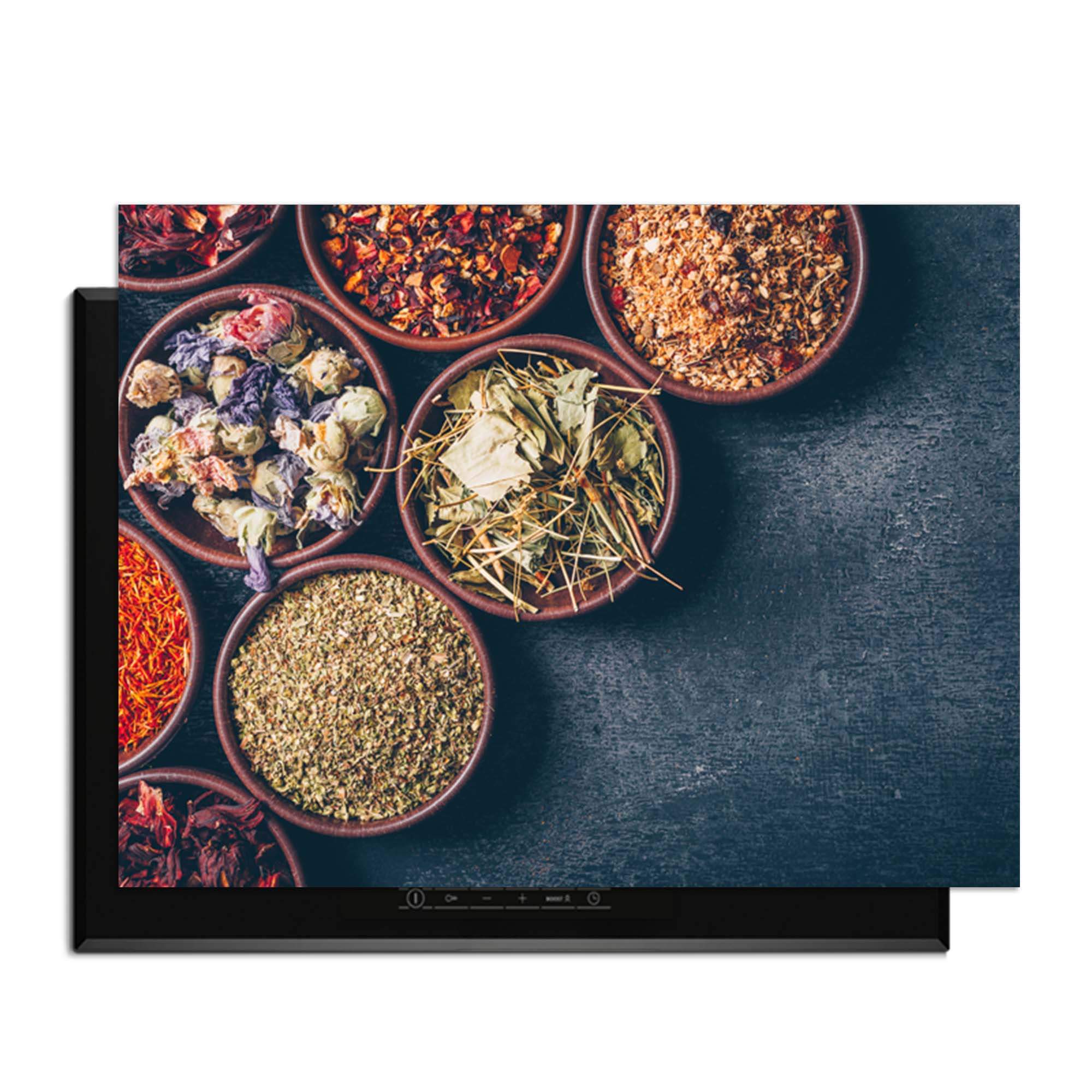 Kräuter und Gewürze in Schalen auf einem Induktionskochfeld - Herbal Market - Herdabdeckplatte.