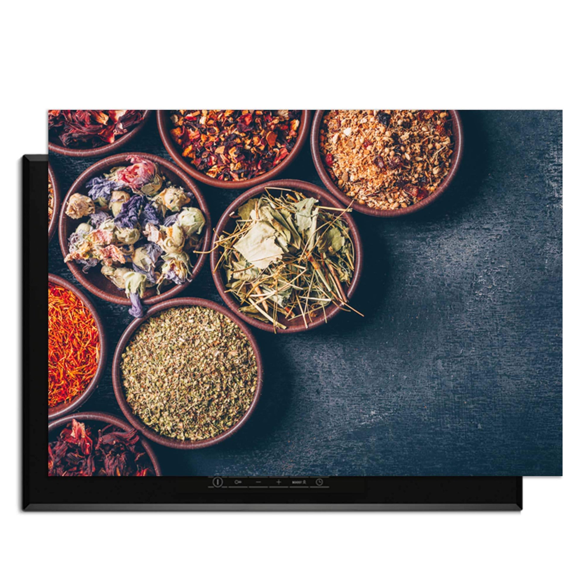 Herbal Market - Herdabdeckplatte mit einer bunten Mischung aus Kräutern und Gewürzen in Keramikschalen.