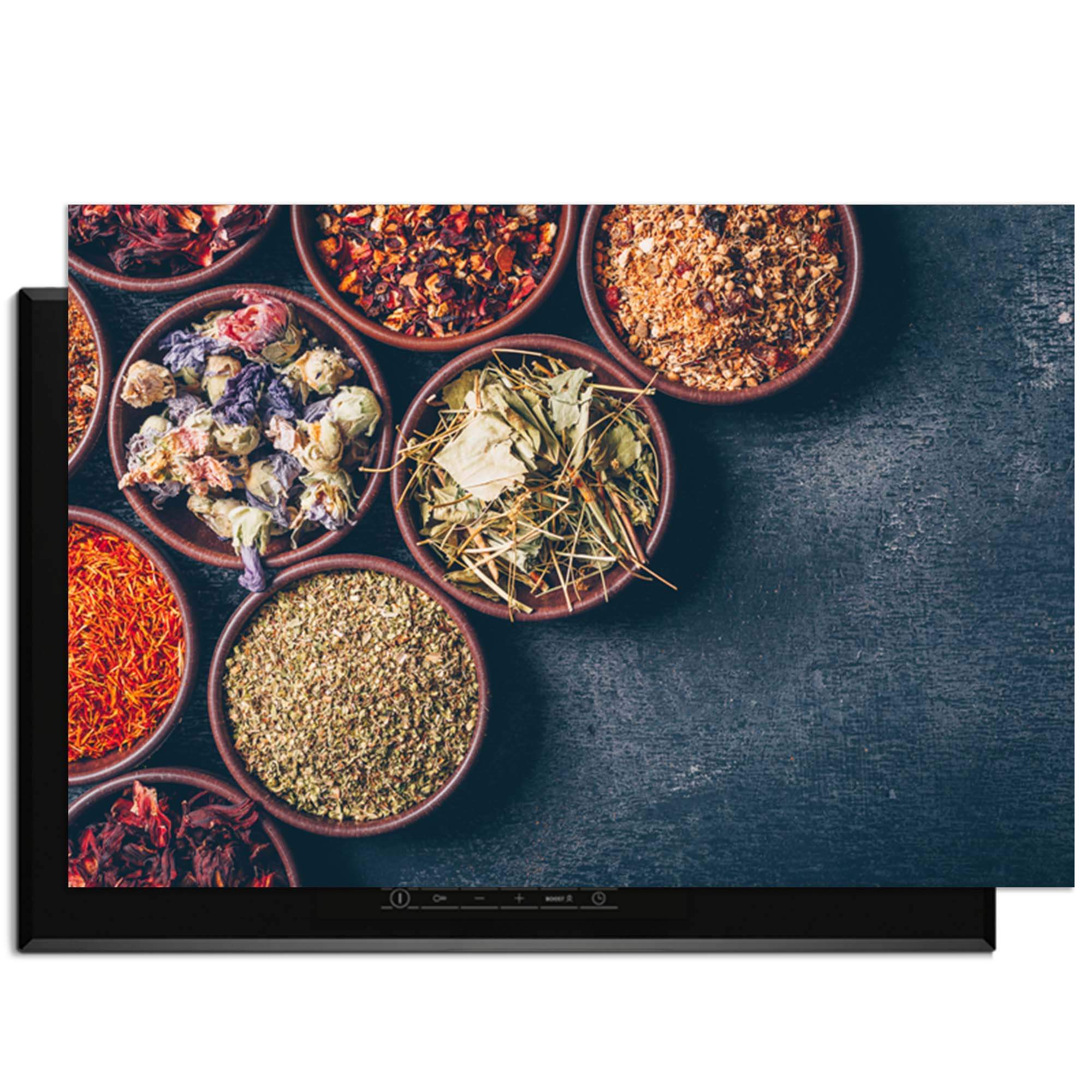 Herbal Market - Herdabdeckplatte mit einer stilvollen Präsentation von verschiedenen Kräutern und Gewürzen in einer Schale.