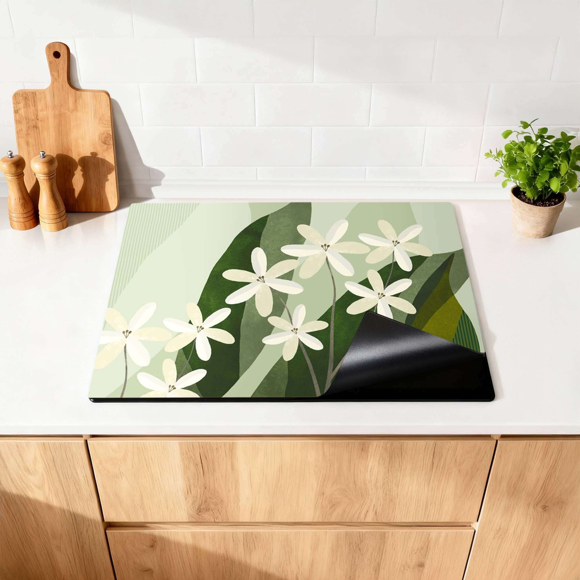 Ivory Cluster - Herdabdeckplatte mit elfenbeinfarbenen Blumen auf einer Küchenarbeitsplatte. Schützt das Induktionskochfeld mit elegantem botanischen Design.