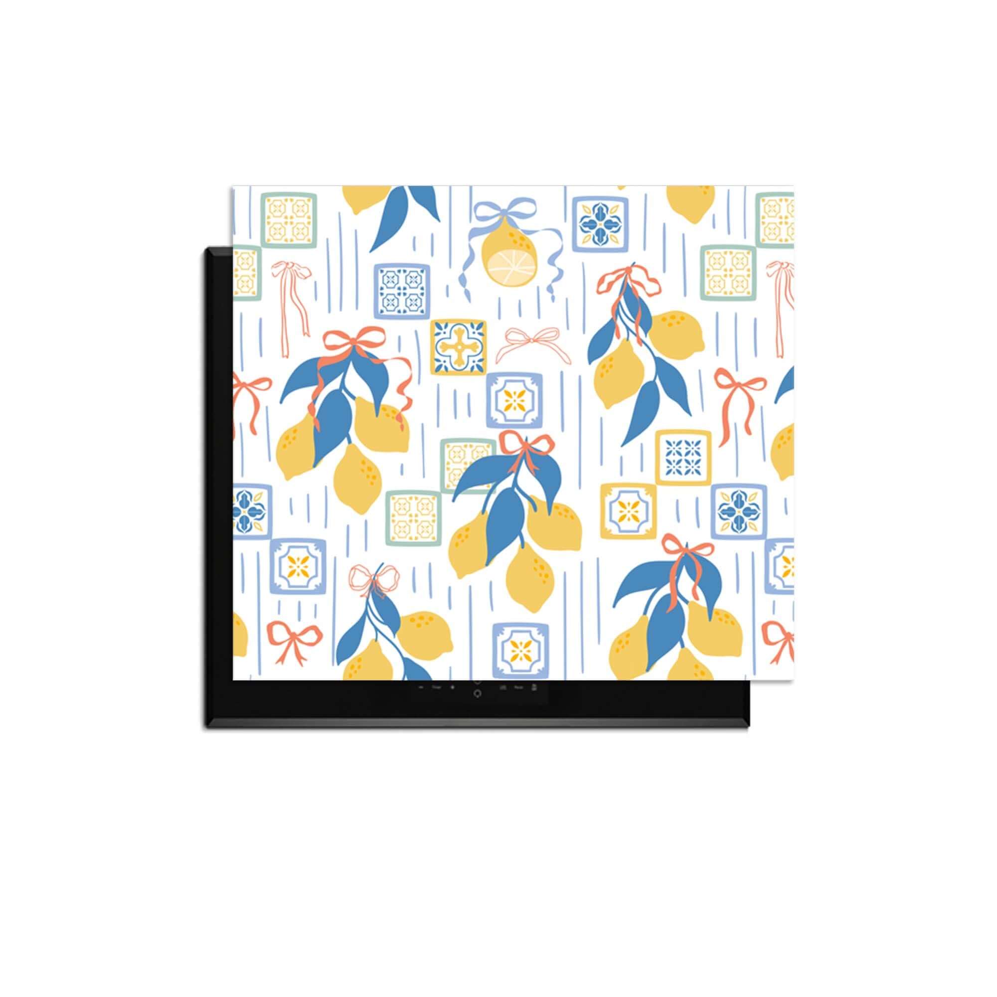 Lemon Tiles - Herdabdeckplatte mit frischen Zitronen und klassischen Kachelmustern, farbenfrohes Design für stilvollen Schutz.