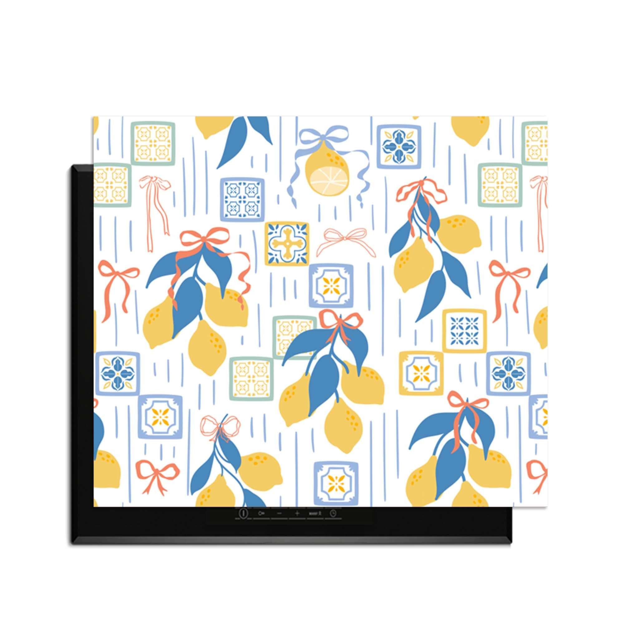 Lemon Tiles - Herdabdeckplatte mit fröhlichem italienischem Design aus Zitronen und Kachelmustern, stilvoll für die sommerliche Kücheneinrichtung.
