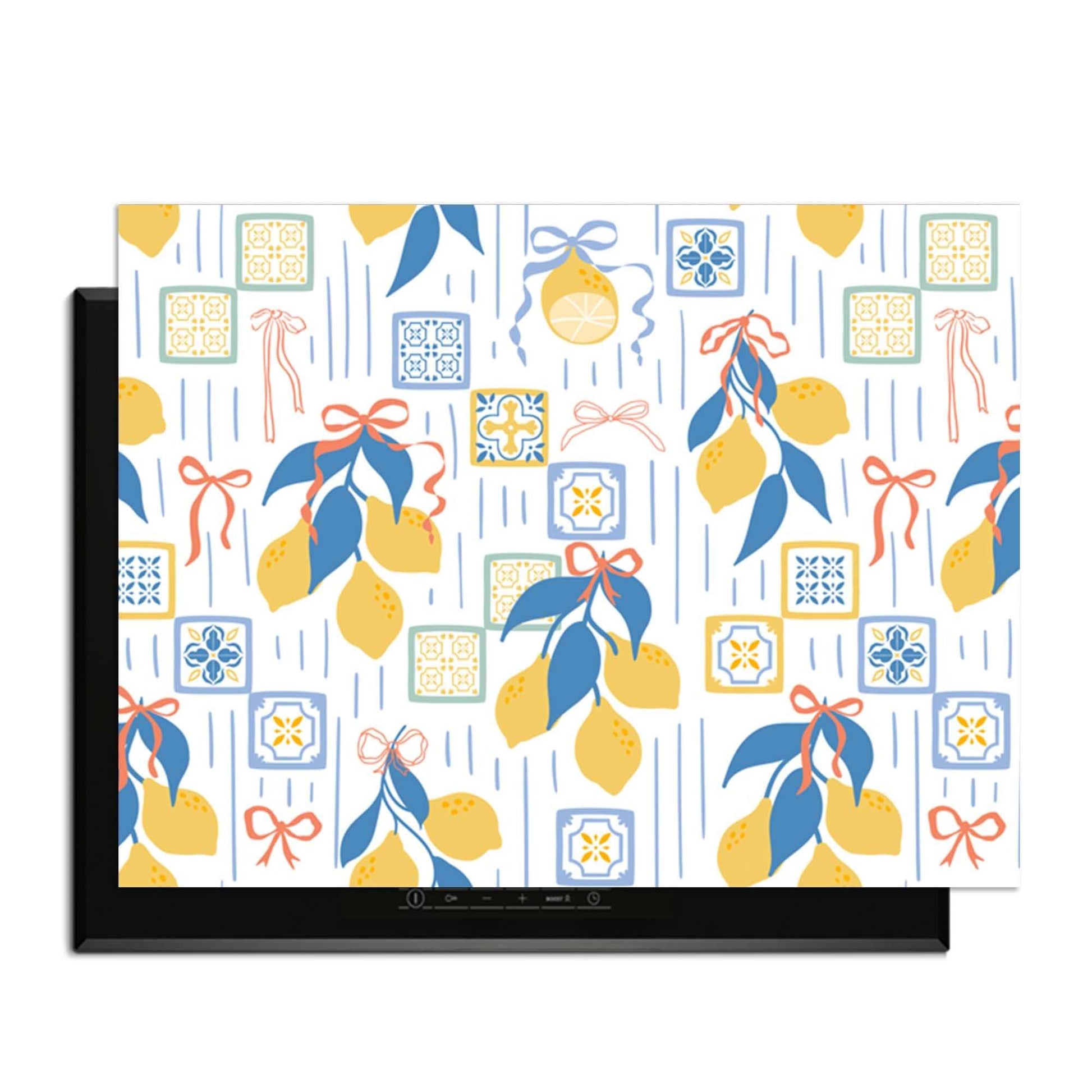Lemon Tiles - Herdabdeckplatte mit frischen Zitronen und klassischen Kachelmustern im italienischen Design, ein stilvoller sommerlicher Blickfang.