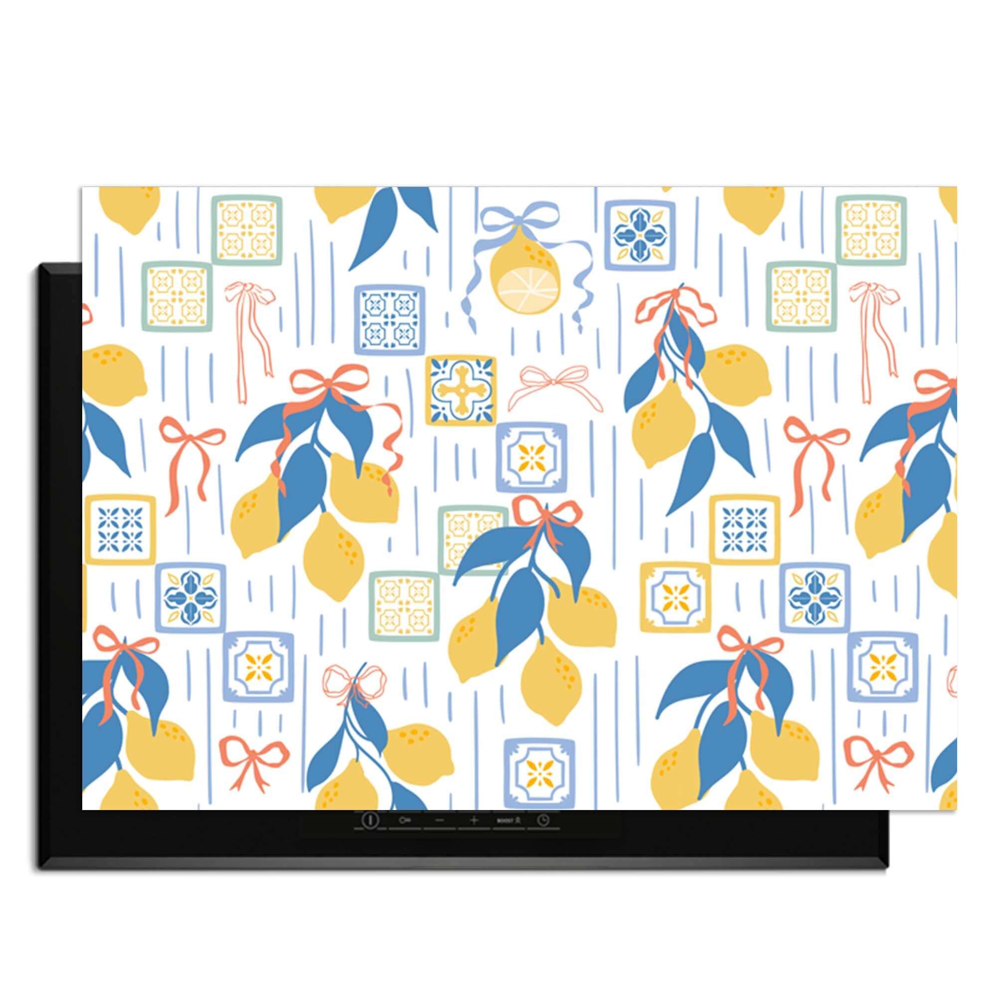 Lemon Tiles - Herdabdeckplatte mit frischen Zitronen und klassischen Kachelmustern für einen stilvollen Schutz von Induktionskochfeldern.