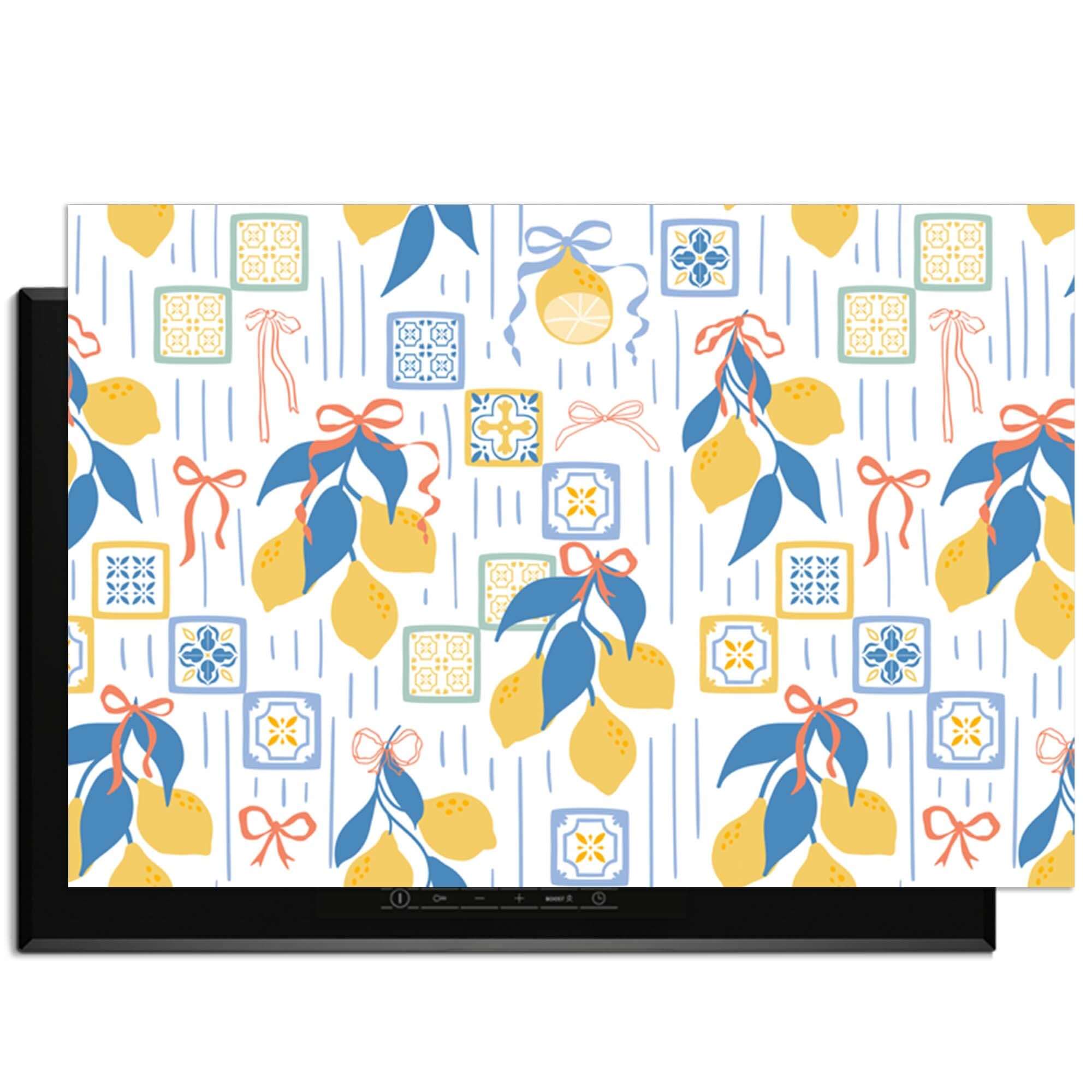 Lemon Tiles - Herdabdeckplatte mit frischen Zitronen und italienischen Kachelmustern, eine sommerliche Dekoration für das Induktionskochfeld.