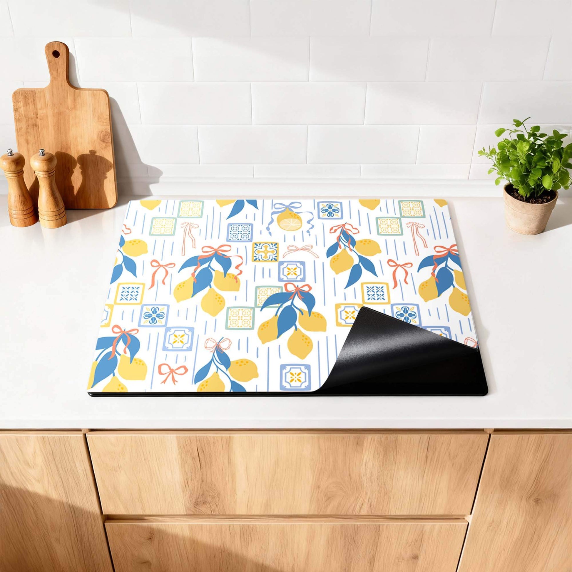 Lemon Tiles - Herdabdeckplatte mit Zitronen und Kachelmuster auf der Küchenarbeitsplatte, fröhliches italienisches Design, schützt Induktionskochfeld.