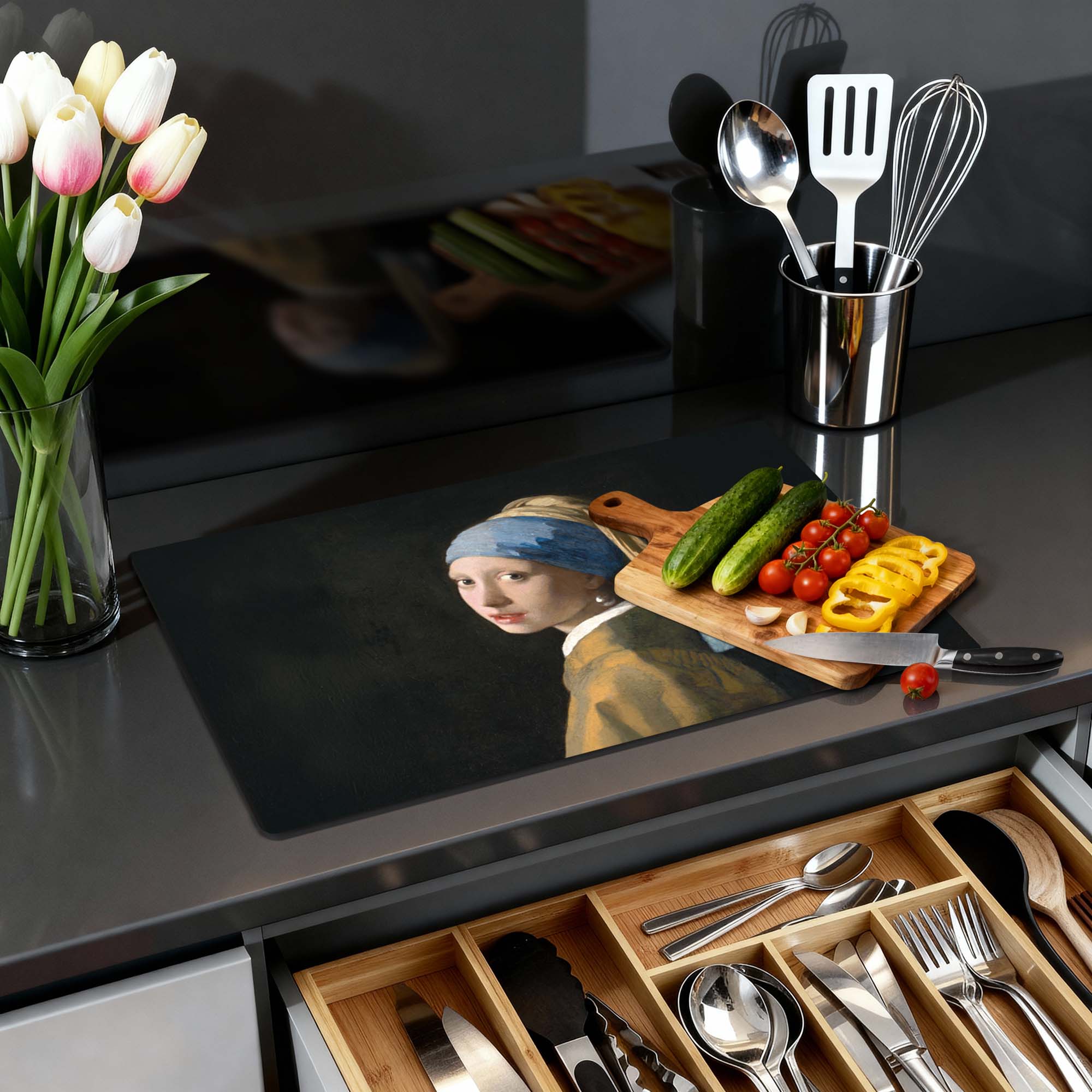 "Das Mädchen mit dem Perlenohrring - Herdabdeckplatte" auf moderner Küchentheke mit Gemüse