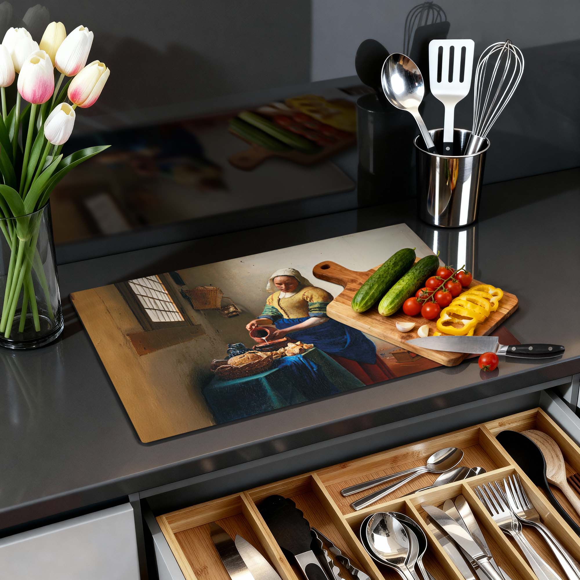 Milkmaid- Herdabdeckplatte auf einer modernen Küche mit Gemüse und Utensilien, inspiriert von holländischer Meisterkunst.